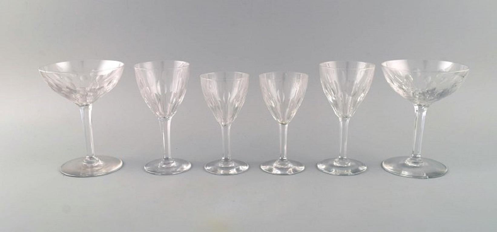Baccarat, France. Six glasses in clear mouth-blown crystal glass. Mid-20th century.
Two sherry glasses, two wine glasses and two campaign bowls.
The champagne bowl measures: 14 x 10.8 cm.
In good condition. All glasses with a small shard.