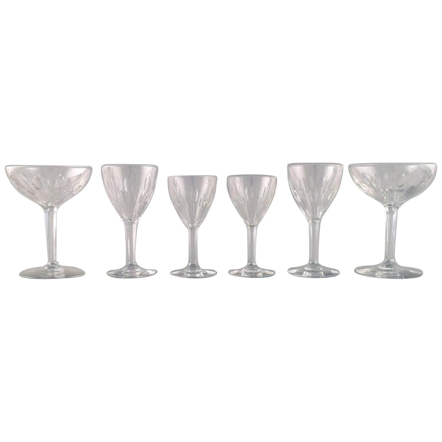 Six verres en cristal soufflé à la bouche transparent de Baccarat, France, milieu du 20e siècle