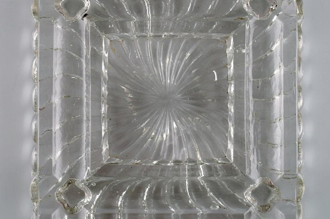 Français Bol / plat carré Art Déco en verre d'art transparent, Baccarat, France, années 1930/40 en vente