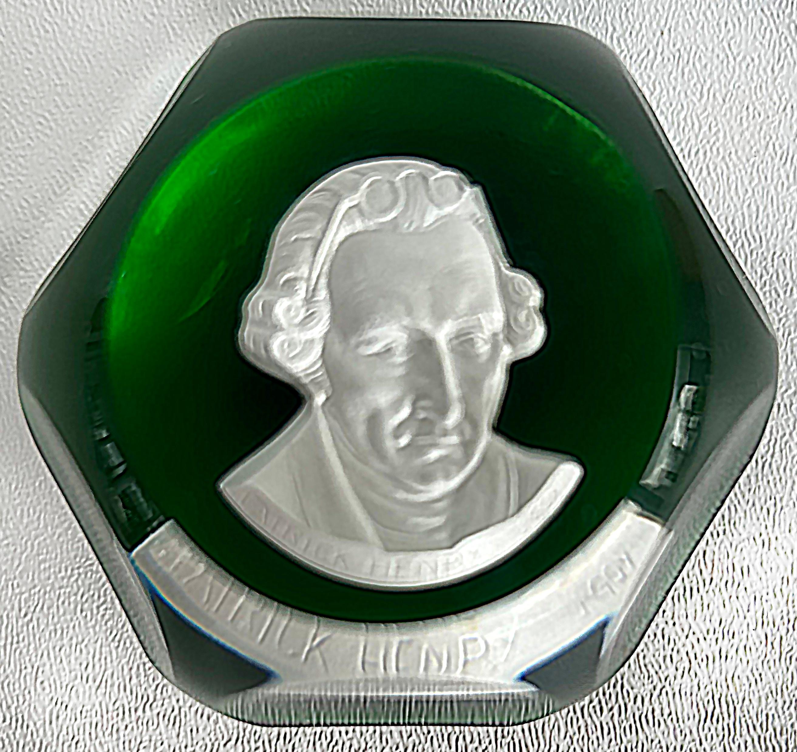 
Baccarat Frankreich Facettierter Kristall Sulfid Kamee Briefbeschwerer von Patrick Henry

Zum Verkauf angeboten wird eine facettierte Kristall Sulfid Kamee Briefbeschwerer von Patrick Henry von der renommierten Cristalleries De Baccarat. Der