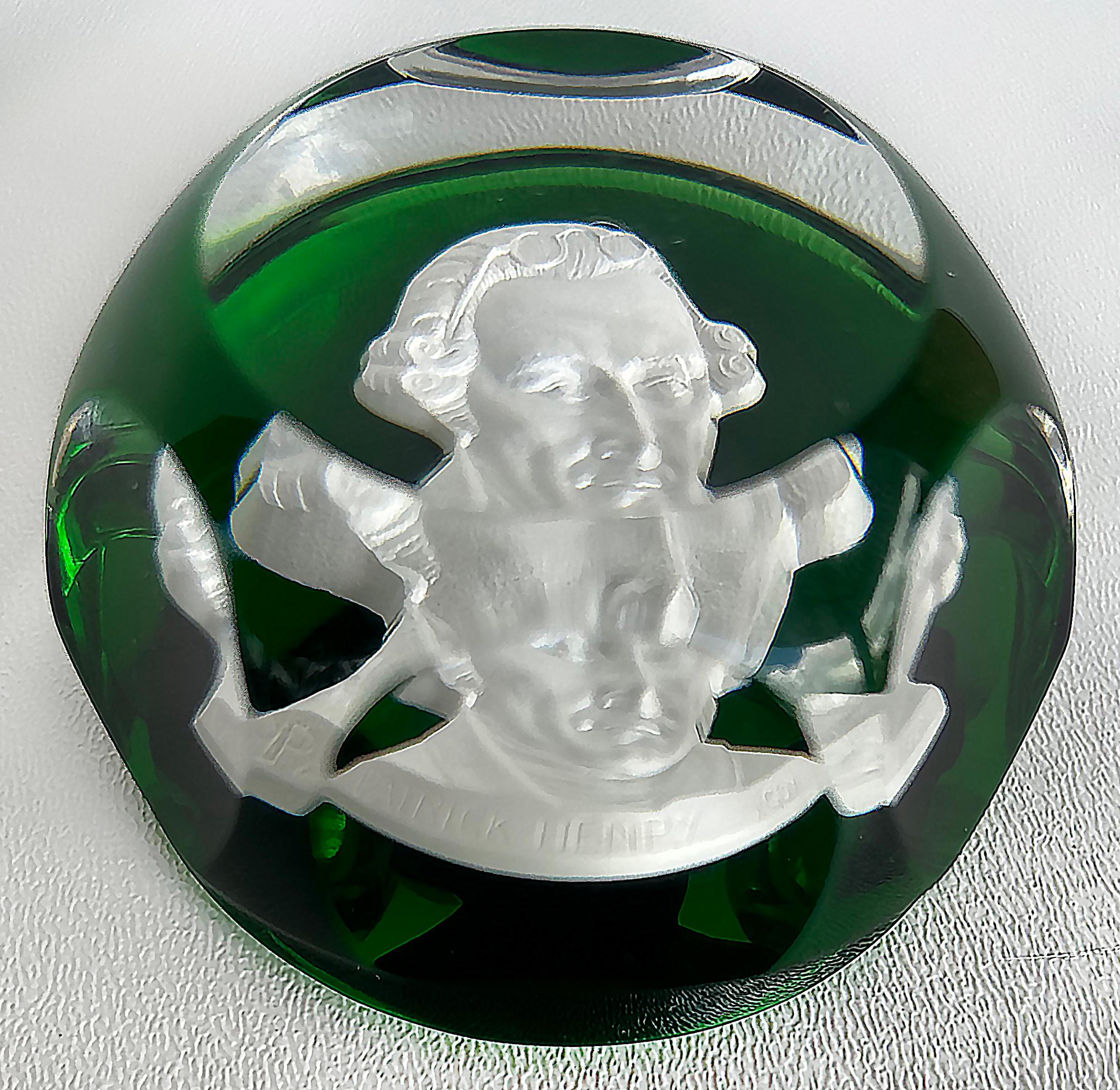Baccarat Frankreich Sulfid Kamee Briefbeschwerer von Patrick Henry (20. Jahrhundert) im Angebot