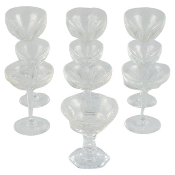 Baccarat, Francia, Diez copas de cristal Art Déco en vidrio transparente