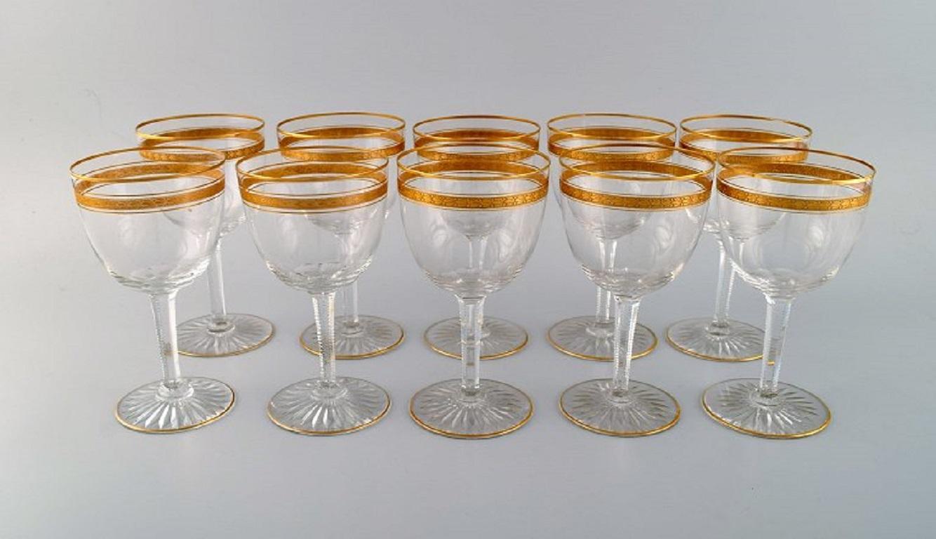 Baccarat, France. Ten Art Deco red wine glasses in mouth-blown crystal glass with gold decoration in the form of leaves.
1930s.
Measures: 16 x 8.5 cm.
In excellent condition.