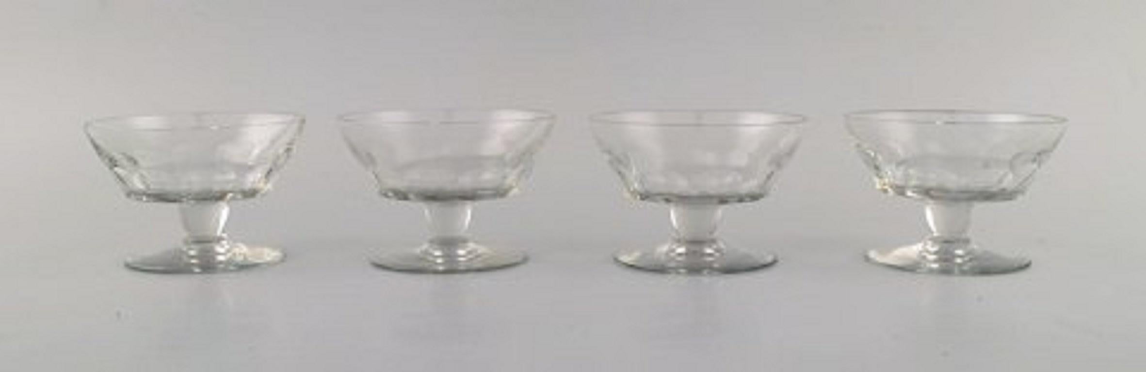 Baccarat, France. Ten facet cut Art Deco glasses. Art glass, 1930s-1940s.
Measures: 9.5 x 6.5 cm.
In very good condition.
Stamped.