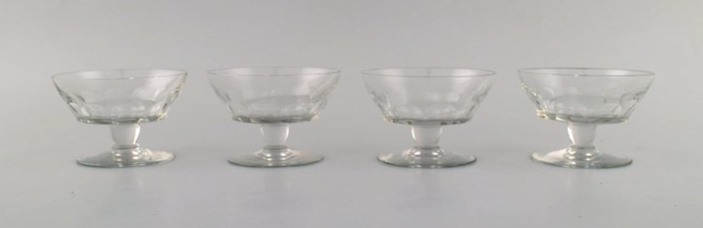Baccarat, France. Ten facet-cut Art Deco glasses. 
Art glass, 1930 / 40's.
Measures: 9.5 x 6.5 cm.
In very good condition.
Stamped.