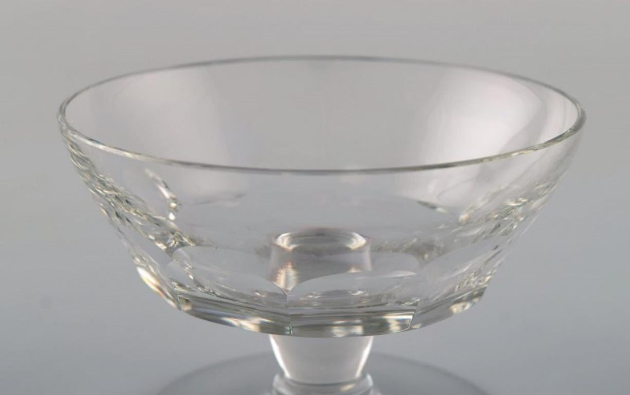 Baccarat, Frankreich. Zehn Art-Déco-Gläser mit Facettenschliff.  Glaskunstglas, 1930/40er-Jahre (Art déco) im Angebot