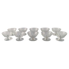 Baccarat, Francia. Dieci bicchieri Art Deco dal taglio sfaccettato.  Vetro artistico, anni '30/'40