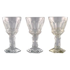 Baccarat, Francia, Tre bicchieri da vino bianchi Art Deco in vetro cristallo