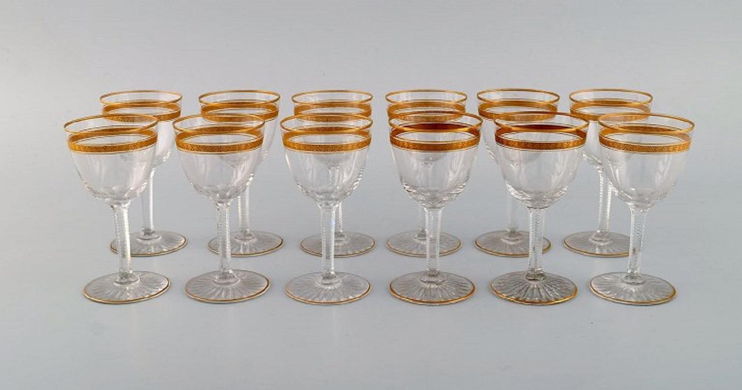 Baccarat, France. Twelve Art Deco wine glasses in mouth-blown crystal glass with gold decoration in the form of leaves. 
1930s.
Measures: 10.5 x 5.5 cm.
In excellent condition.