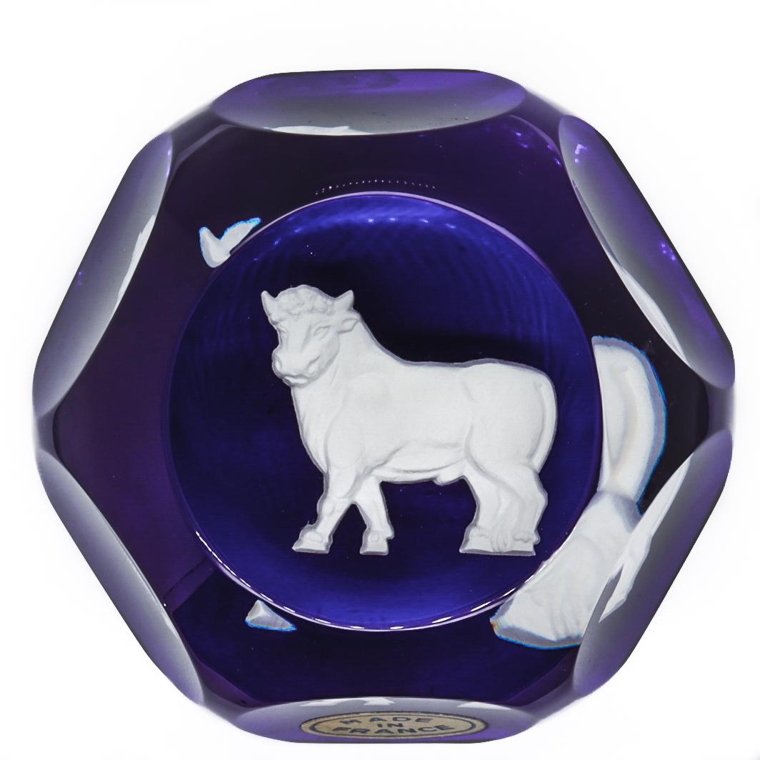 Ein feiner, facettierter französischer Kunstglas-Briefbeschwerer.

Von Baccarat.

Aus der Zodiac-Serie. 

Mit einem weißen Sulfid, das Taurus, den Stier, auf blauem Grund darstellt. 

Gekennzeichnet mit einer geätzten Baccarat Fabrikmarke auf dem