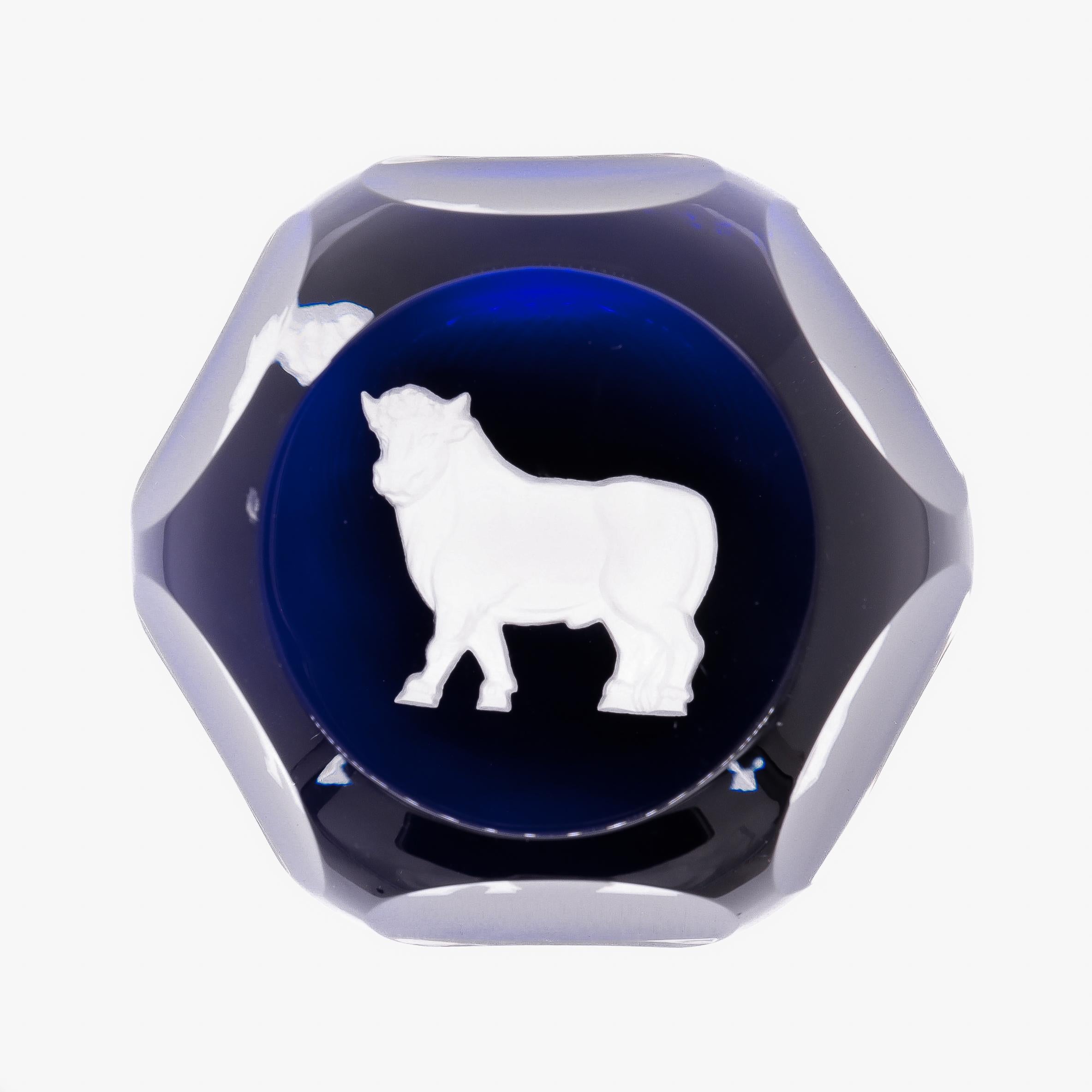 Un fino pisapapeles facetado de vidrio artístico francés.

Por Baccarat.

De la serie Zodíaco. 

Con un sulfuro blanco que representa a Tauro el Toro sobre fondo azul. 

Marca de fábrica Baccarat grabada al ácido en la base.

Sencillamente, ¡un