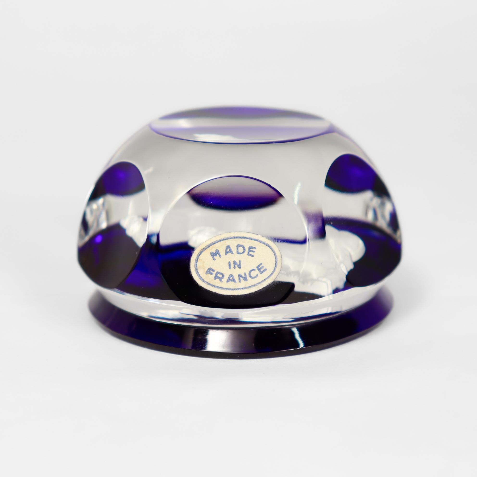 Baccarat Französisches Kunstglas Zodiac Briefbeschwerer Taurus Stier Sulfide auf Kobaltblau auf Kobaltblau im Zustand „Gut“ im Angebot in Philadelphia, PA