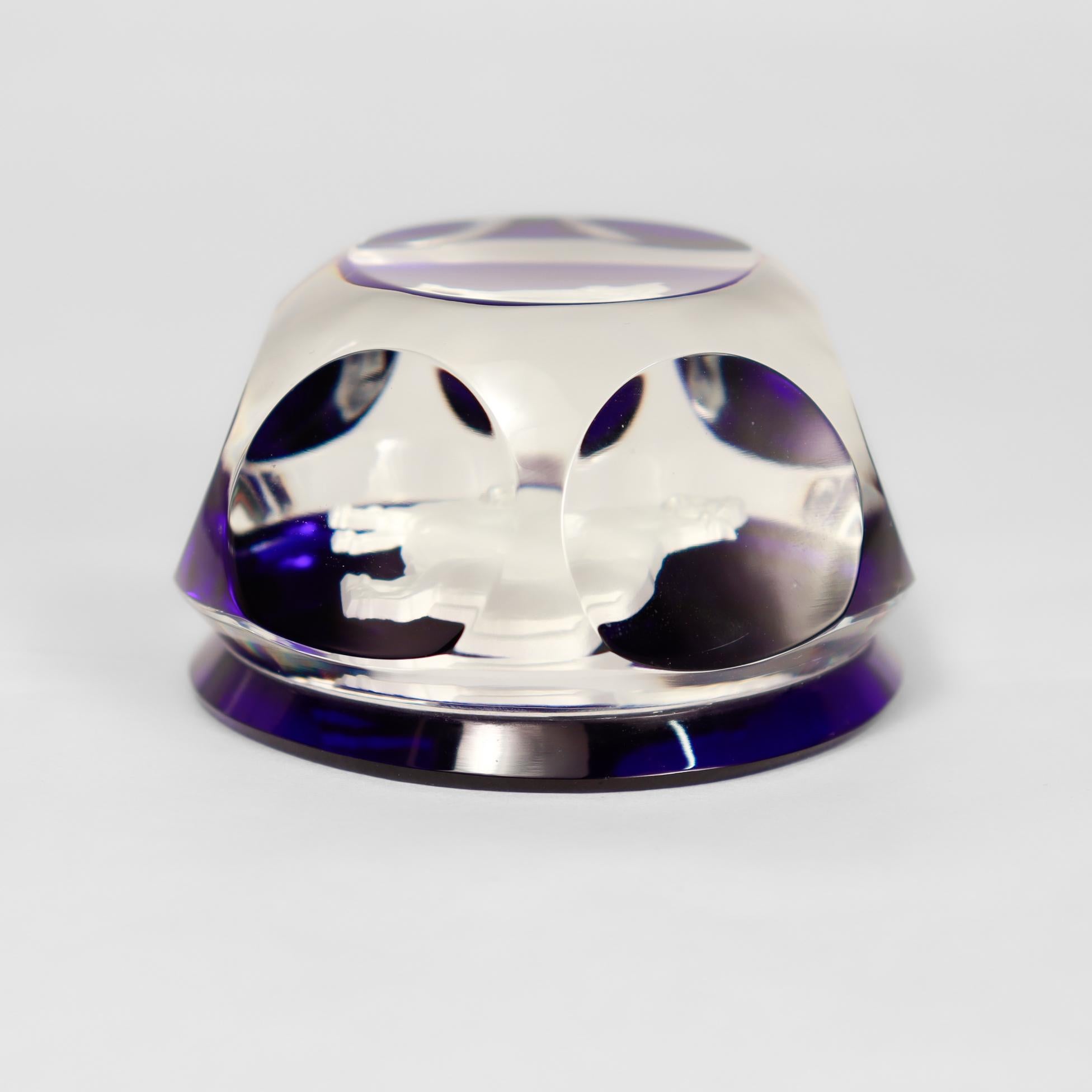 Baccarat Französisches Kunstglas Zodiac Briefbeschwerer Taurus Stier Sulfide auf Kobaltblau auf Kobaltblau (20. Jahrhundert) im Angebot