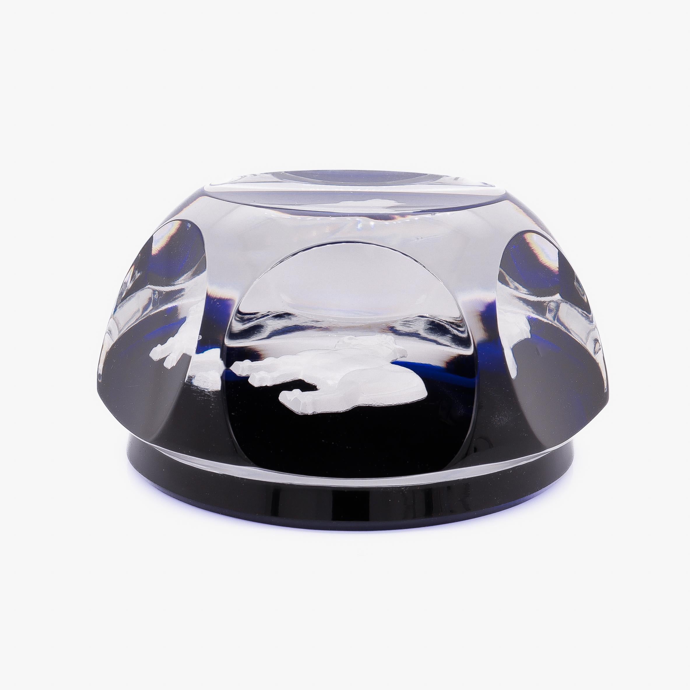 Pisapapeles de vidrio artístico francés Baccarat Zodíaco Toro Tauro Sulfuro sobre Azul Cobalto Francés en venta