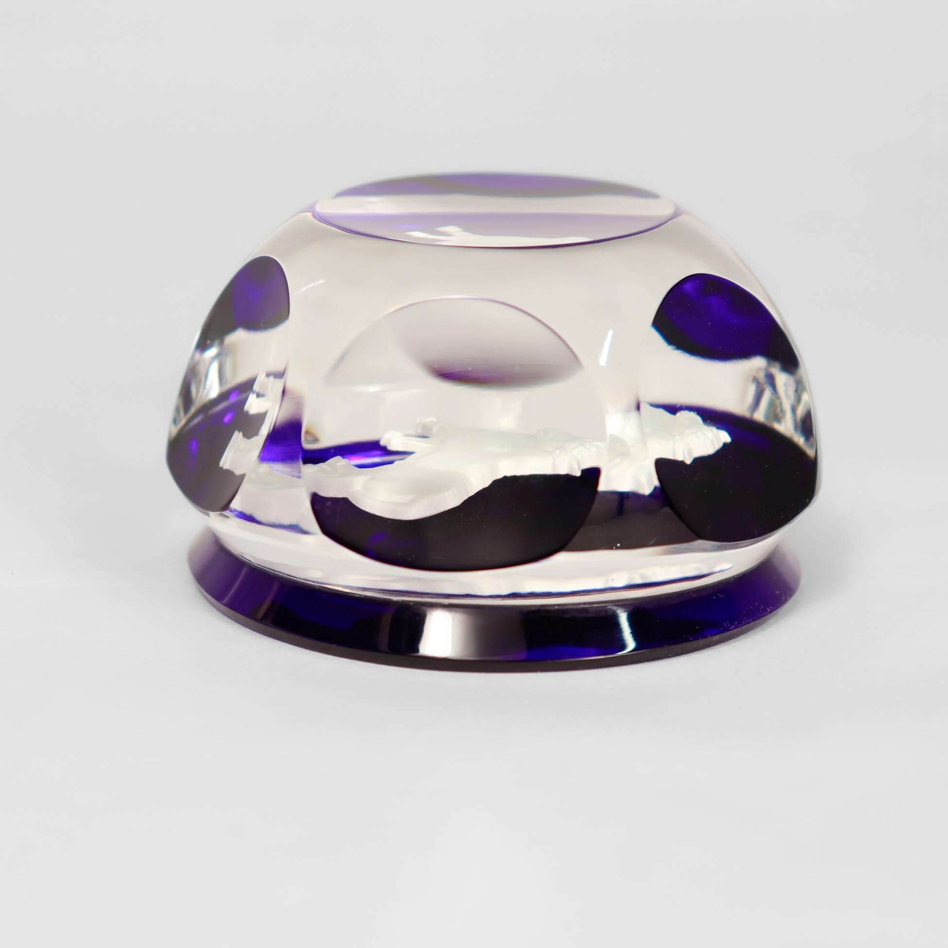 Baccarat Französisches Kunstglas Zodiac Briefbeschwerer Taurus Stier Sulfide auf Kobaltblau auf Kobaltblau (Glaskunst) im Angebot