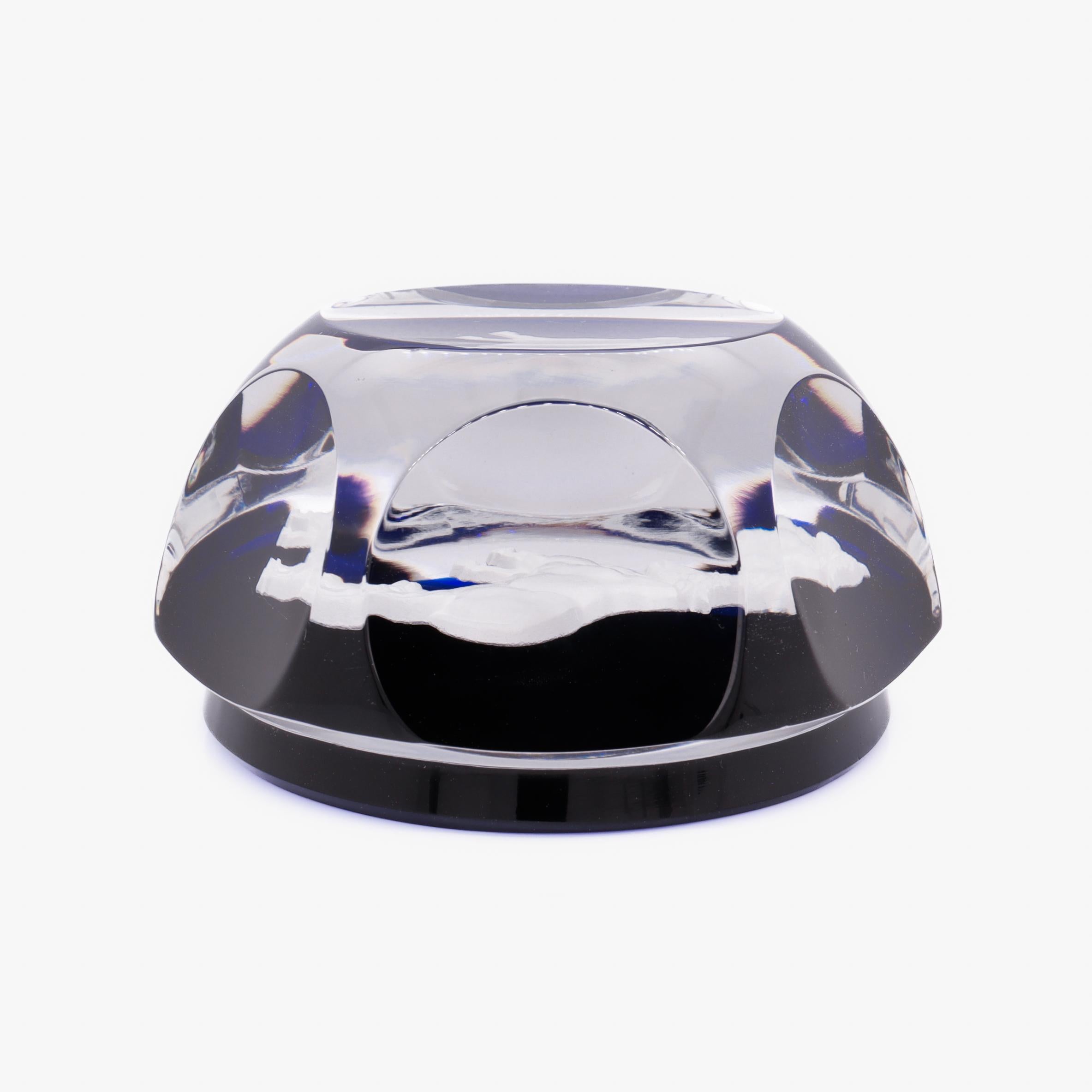 Pisapapeles de vidrio artístico francés Baccarat Zodíaco Toro Tauro Sulfuro sobre Azul Cobalto en Bueno estado para la venta en Philadelphia, PA