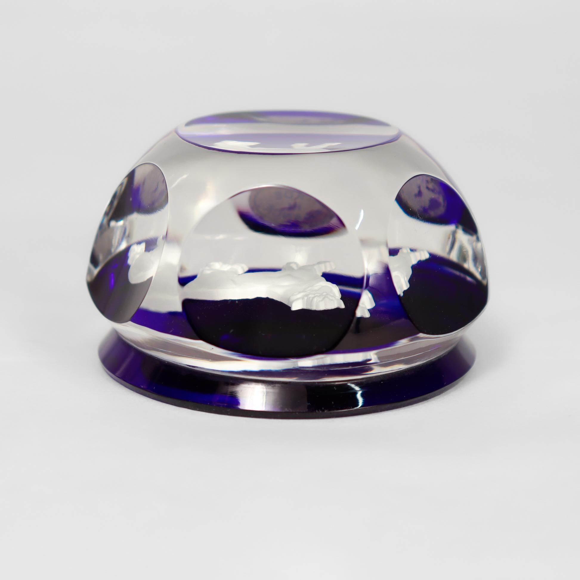 Baccarat Französisches Kunstglas Zodiac Briefbeschwerer Taurus Stier Sulfide auf Kobaltblau auf Kobaltblau im Angebot 1