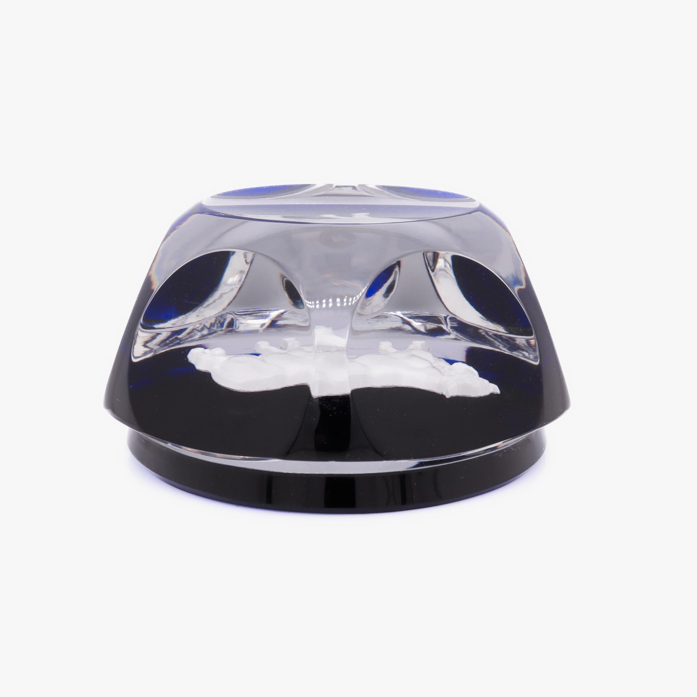 Pisapapeles de vidrio artístico francés Baccarat Zodíaco Toro Tauro Sulfuro sobre Azul Cobalto siglo XX en venta