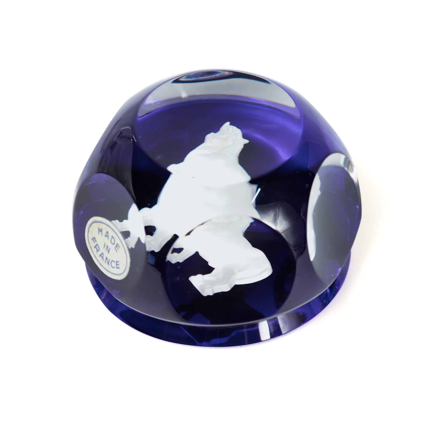 Baccarat Französisches Kunstglas Zodiac Briefbeschwerer Taurus Stier Sulfide auf Kobaltblau auf Kobaltblau im Angebot 3