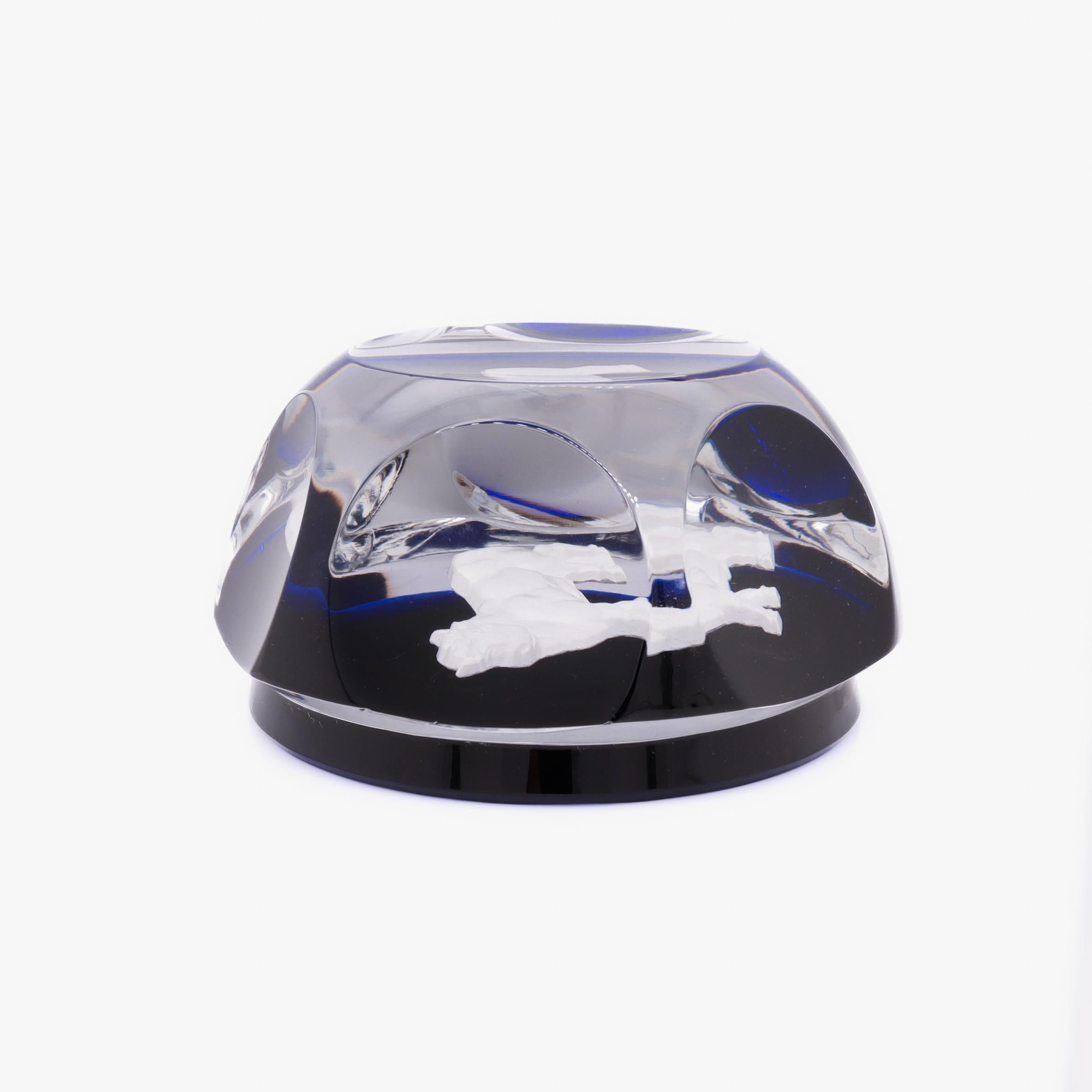Pisapapeles de vidrio artístico francés Baccarat Zodíaco Toro Tauro Sulfuro sobre Azul Cobalto en venta 1
