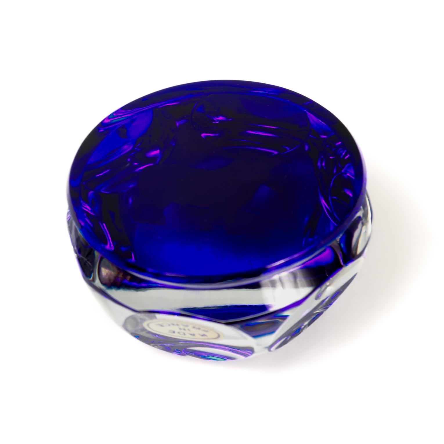 Baccarat Französisches Kunstglas Zodiac Briefbeschwerer Taurus Stier Sulfide auf Kobaltblau auf Kobaltblau im Angebot 4