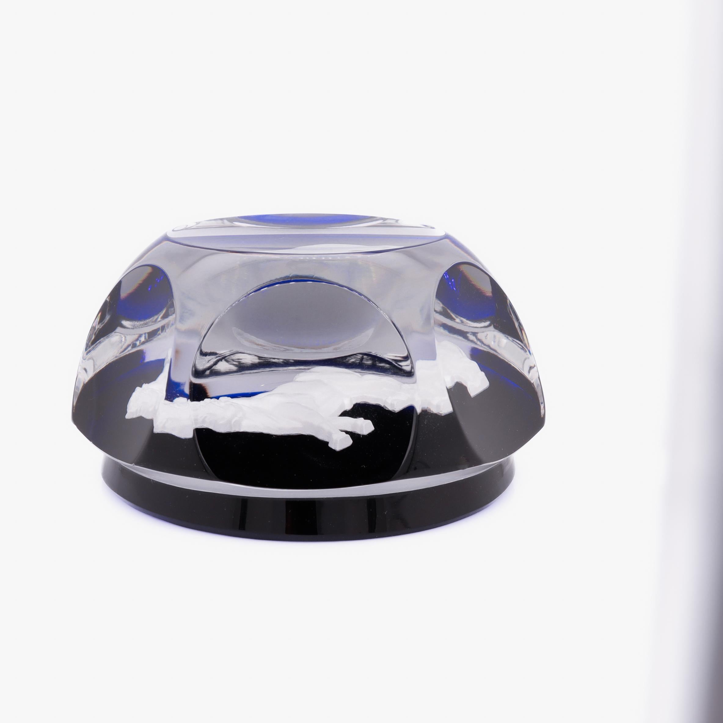 Pisapapeles de vidrio artístico francés Baccarat Zodíaco Toro Tauro Sulfuro sobre Azul Cobalto en venta 2