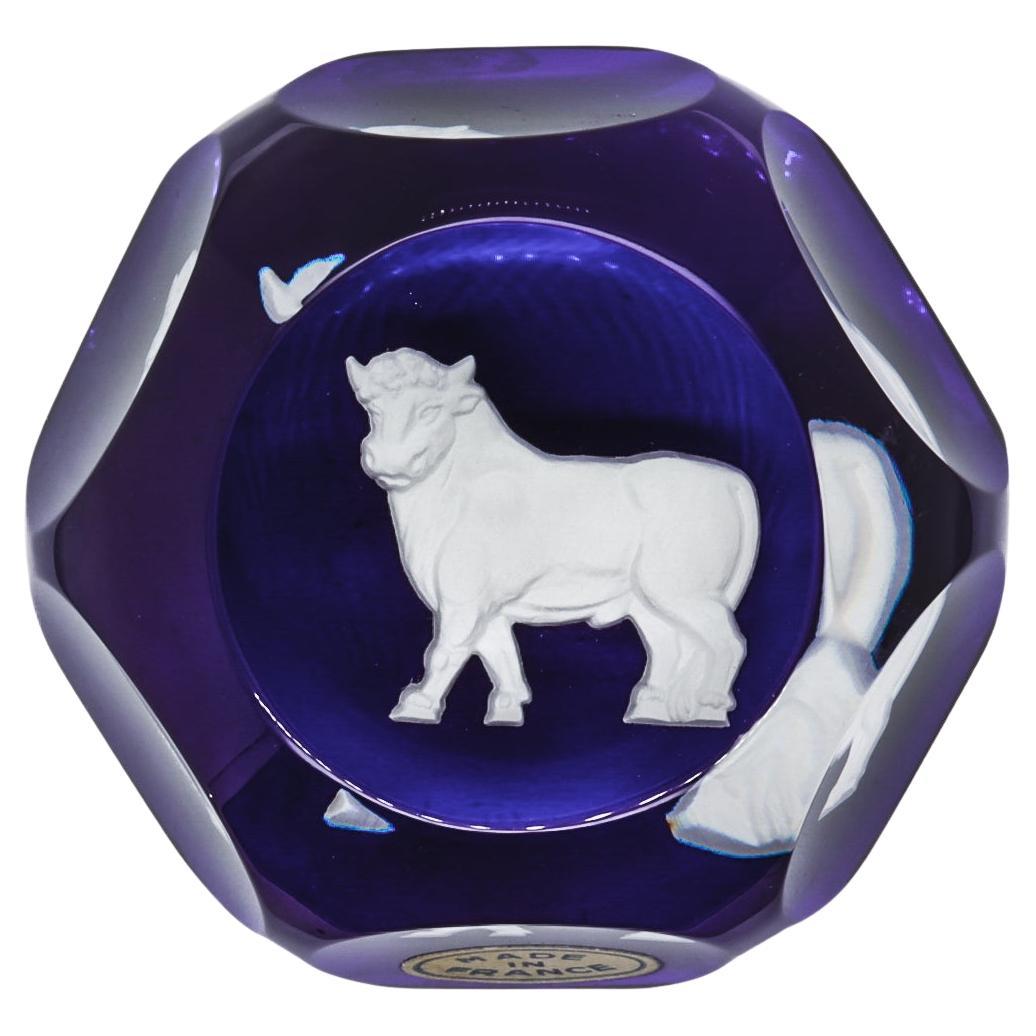 Pisapapeles de vidrio artístico francés Baccarat Zodíaco Toro Tauro Sulfuro sobre Azul Cobalto