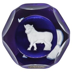 Fermacarte in vetro artistico francese Baccarat Zodiac Toro Solfuro su Blu Cobalto