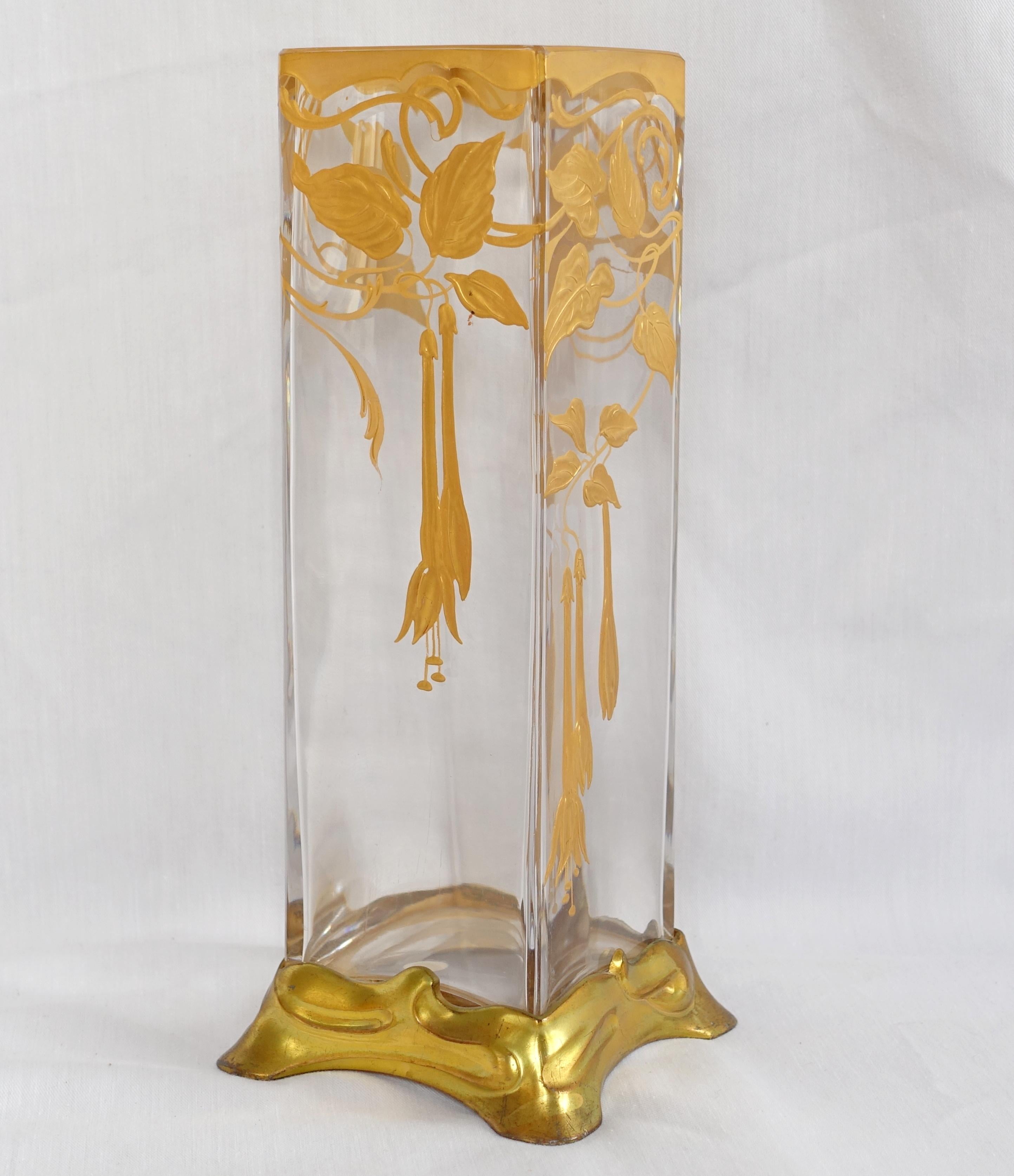 Antique tall Baccarat crystal vase enhanced with fine gold leaves and flowers patterns in a Japanese style, standing on a fine gold gilt bronze pedestal.
Typical French Art Nouveau production circa 1890 - 1900.
Our vase still has its original