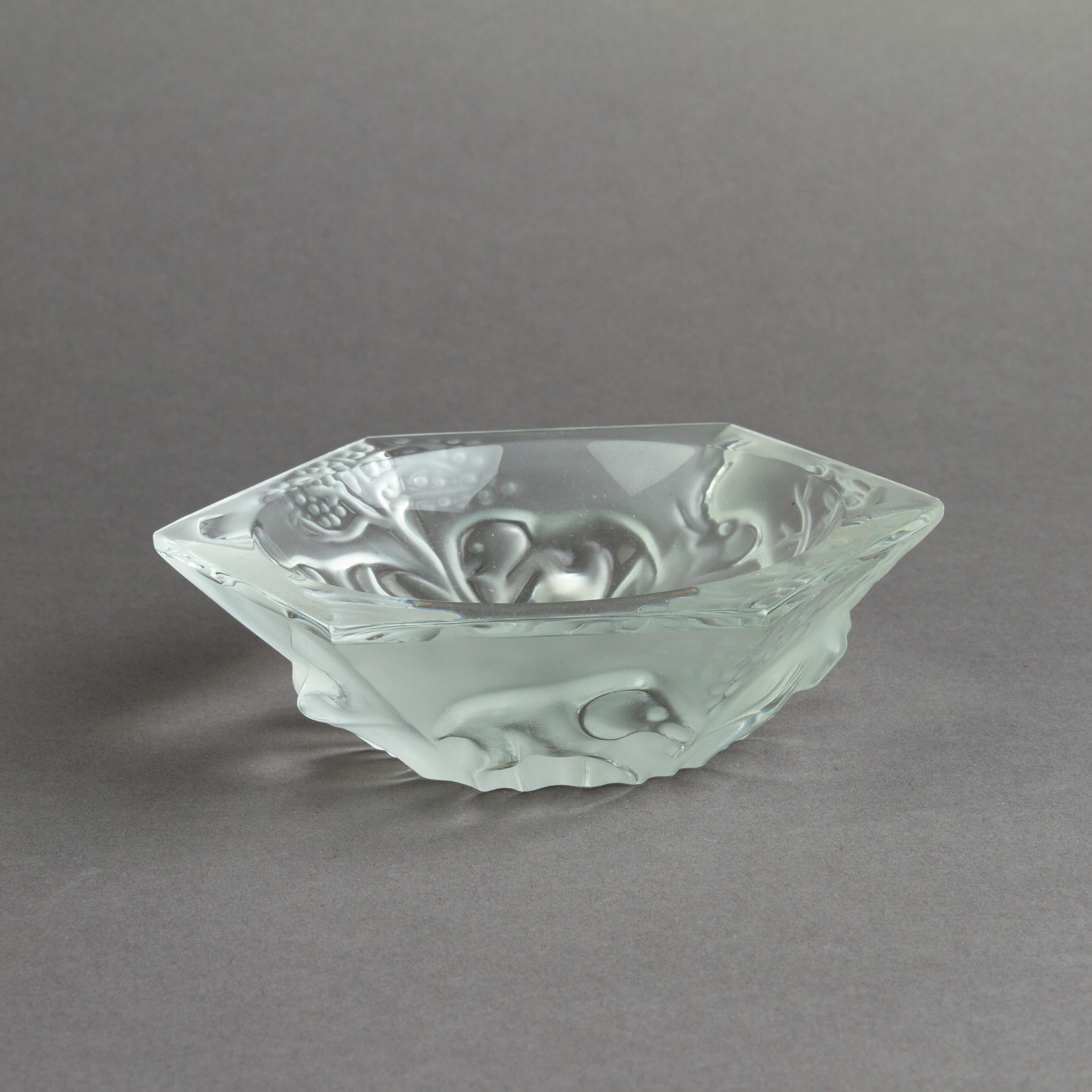 Baccarat French Frosted Crystal Glass Elephants Bowl Ashtray In Good Condition For Sale In Nottingham, GB