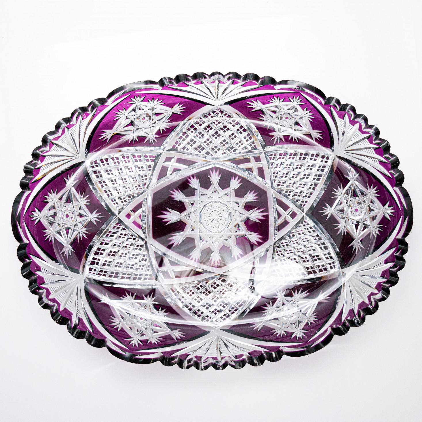 Glorificando los efectos de la luz refractada desde hace 170 años, los emblemáticos productos Baccarat son conocidos en todo el mundo.

Obra maestra de color violeta cristalino, el cuenco cristaliza el extraordinario saber hacer de los artesanos de