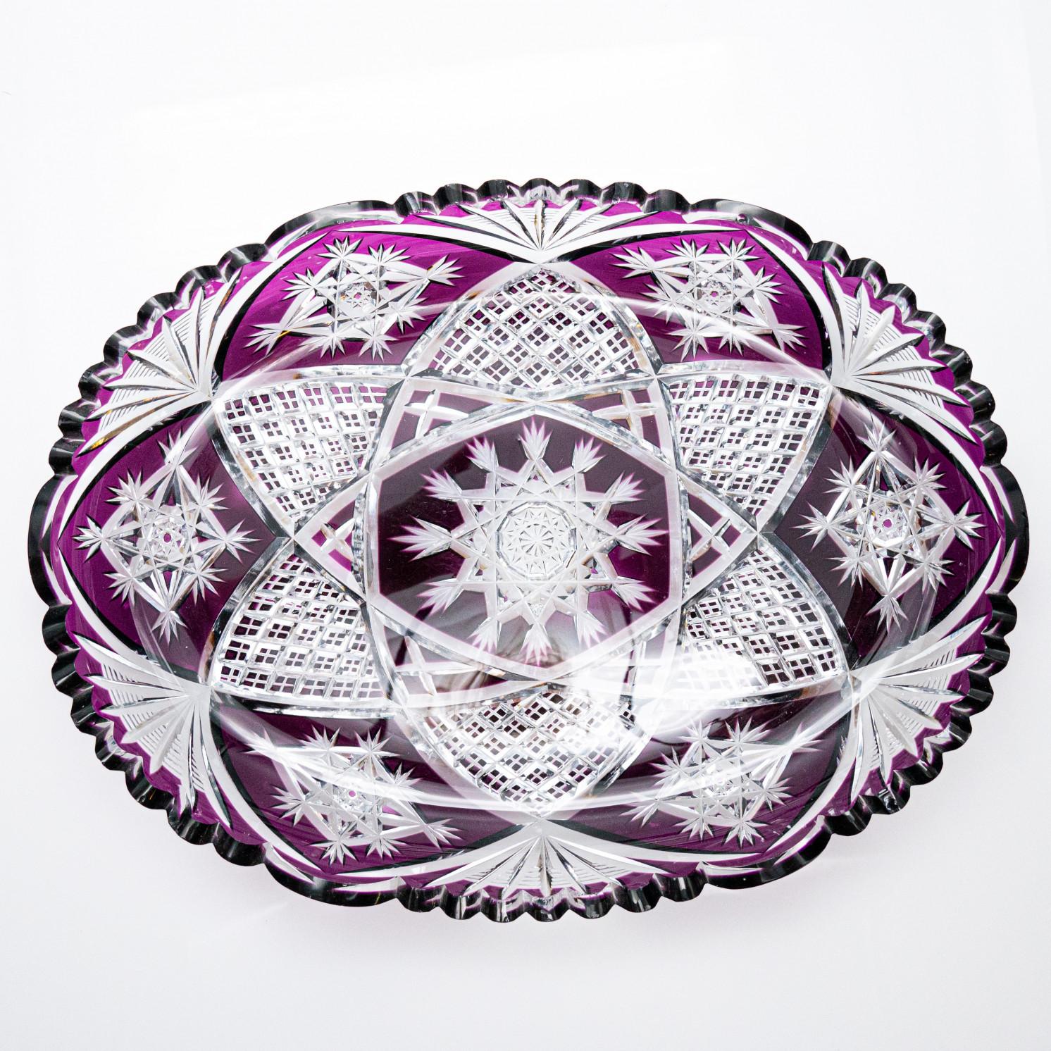 Die ikonischen Produkte von Baccarat, die seit 170 Jahren die Wirkung des gebrochenen Lichts verherrlichen, sind in der ganzen Welt bekannt.

Die Schale ist ein kristallviolettes Meisterwerk, in dem sich das außergewöhnliche Know-how der