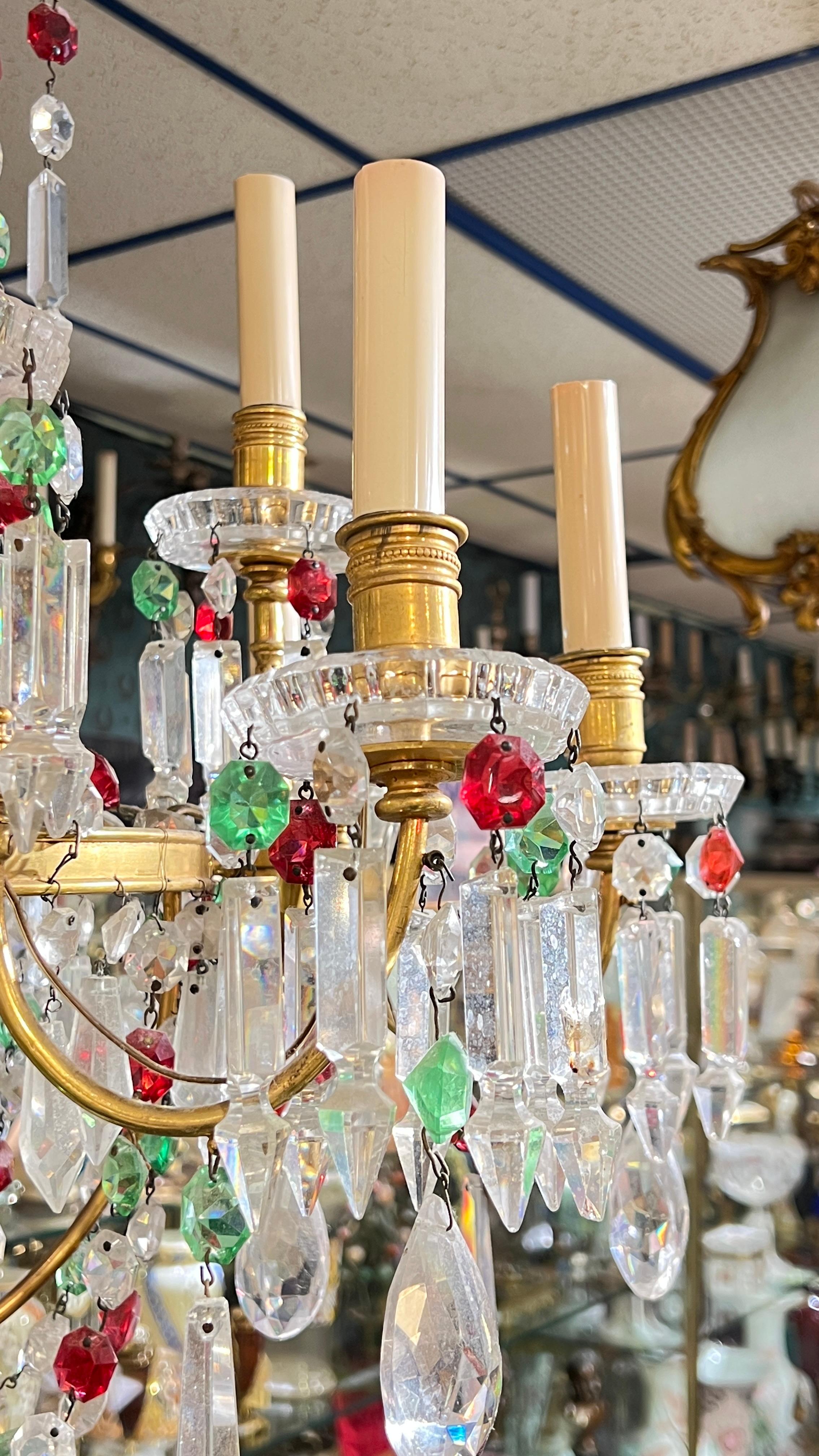 Araña de 8 luces de bronce dorado y cristal de Baccarat Francés en venta