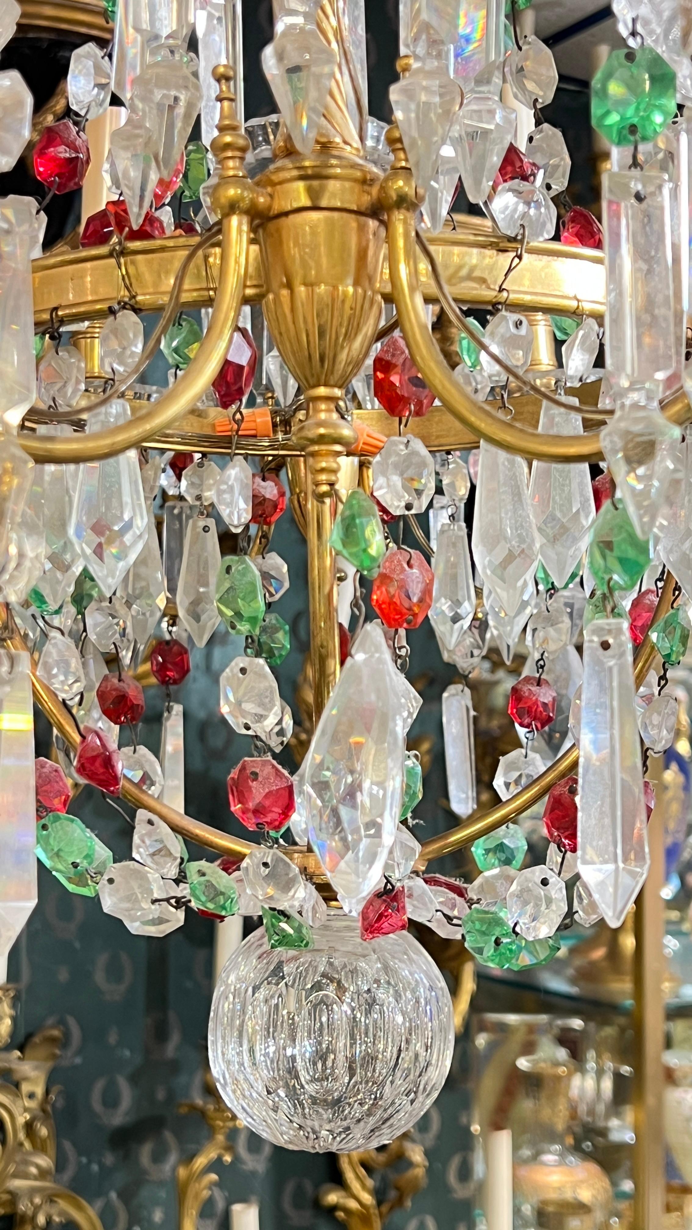 Araña de 8 luces de bronce dorado y cristal de Baccarat en Bueno estado para la venta en New York, NY