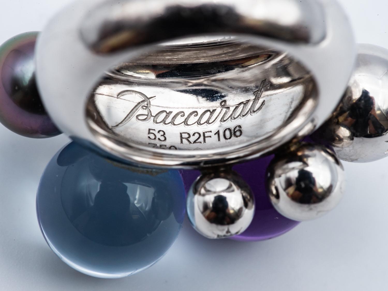Entdecken Sie die zeitlose Eleganz der Baccarat-Kollektion von Gold-, Perlen-, Kristall- und Diamantringen, eine exquisite Verbindung von edlen Materialien und raffiniertem Design.

Dieser bemerkenswerte Ring aus dem prestigeträchtigen Baccarat-Haus