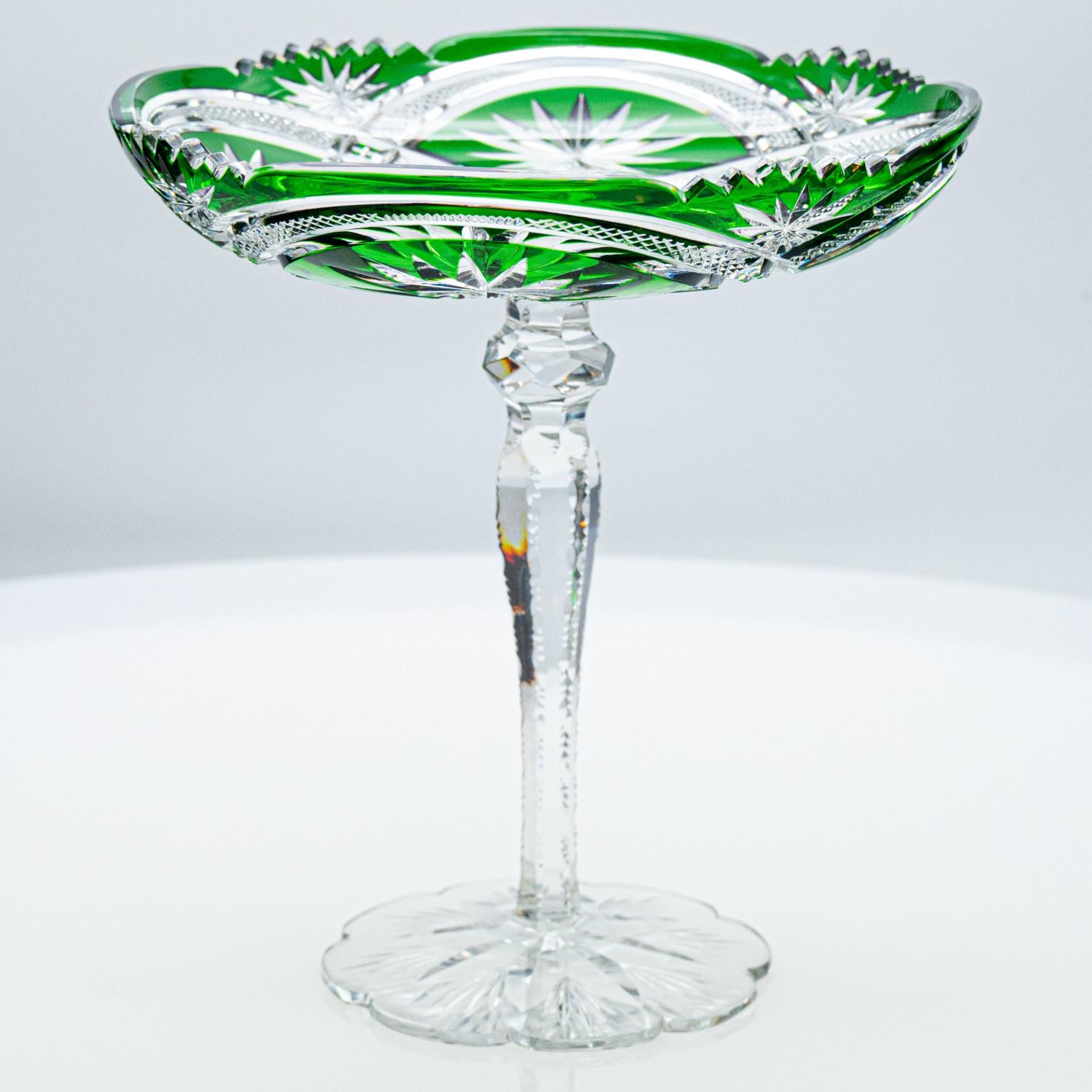 Die ikonischen Vasen von Baccarat, die seit 170 Jahren die Effekte des gebrochenen Lichts verherrlichen, sind in der ganzen Welt bekannt.

Das Set ist ein grasgrünes Meisterwerk von außergewöhnlichen Proportionen, das das außergewöhnliche Know-how