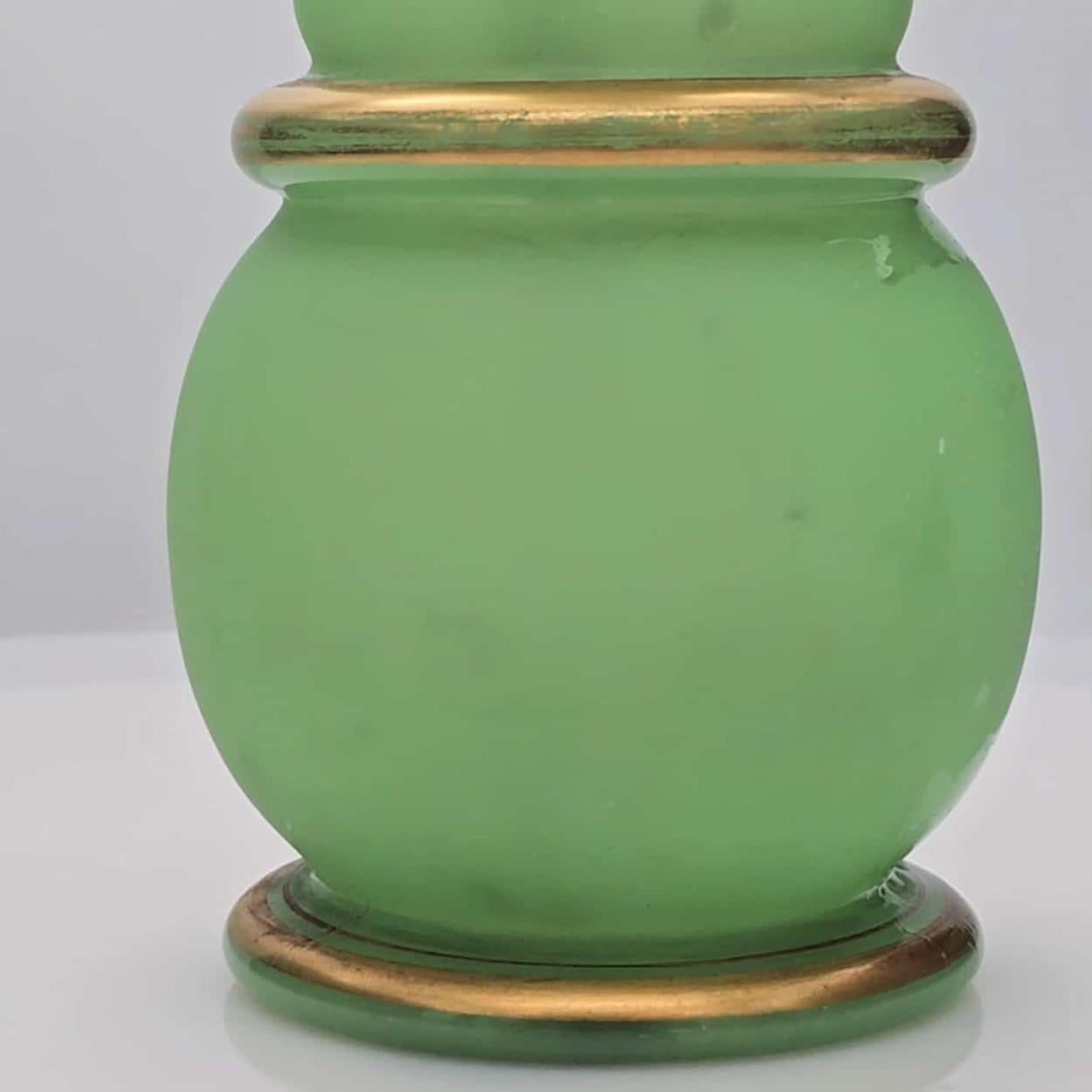 Altro Baccarat, Vaso a serpente verde opalino, Francia, 1880 in vendita