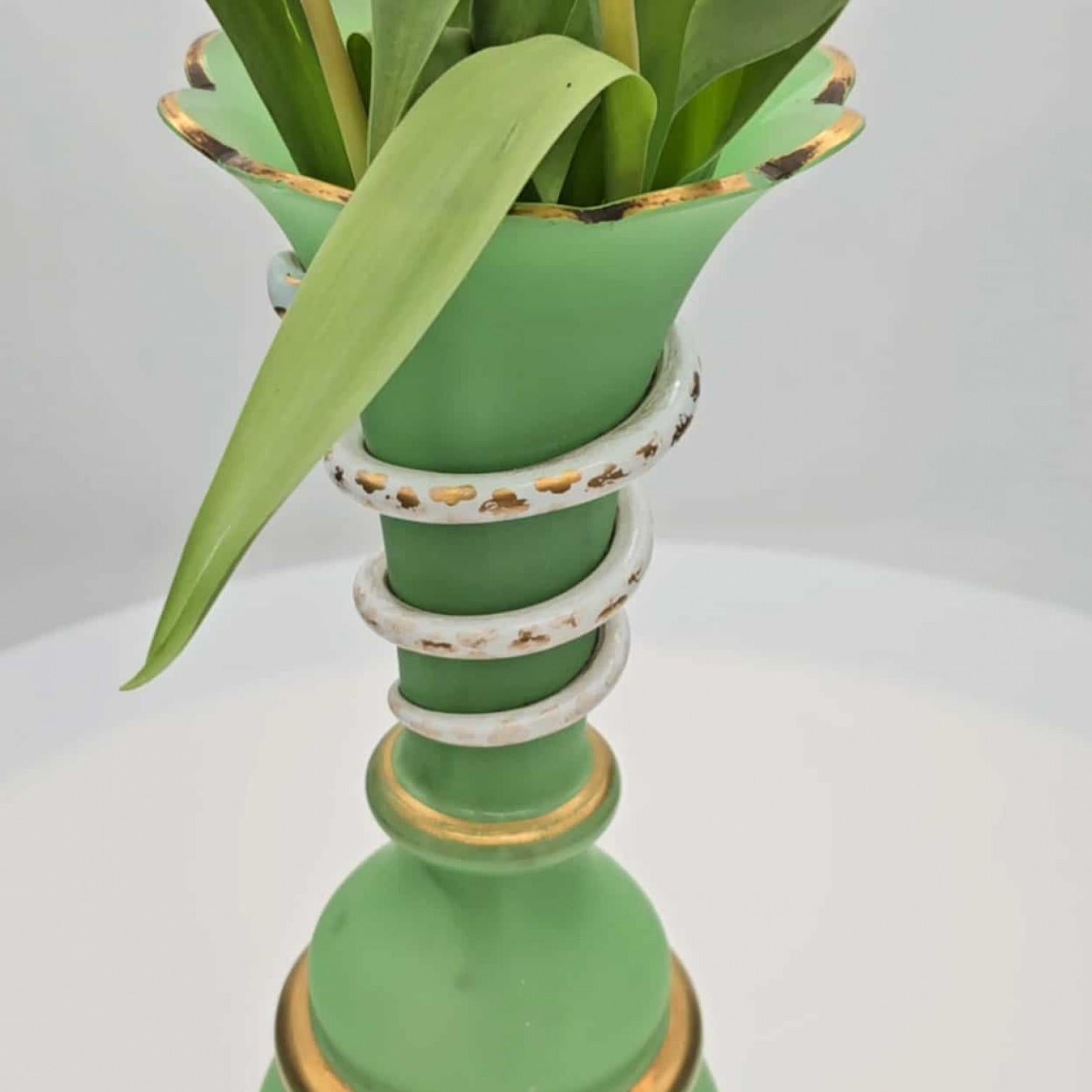 Inizio XIX secolo Baccarat, Vaso a serpente verde opalino, Francia, 1880 in vendita