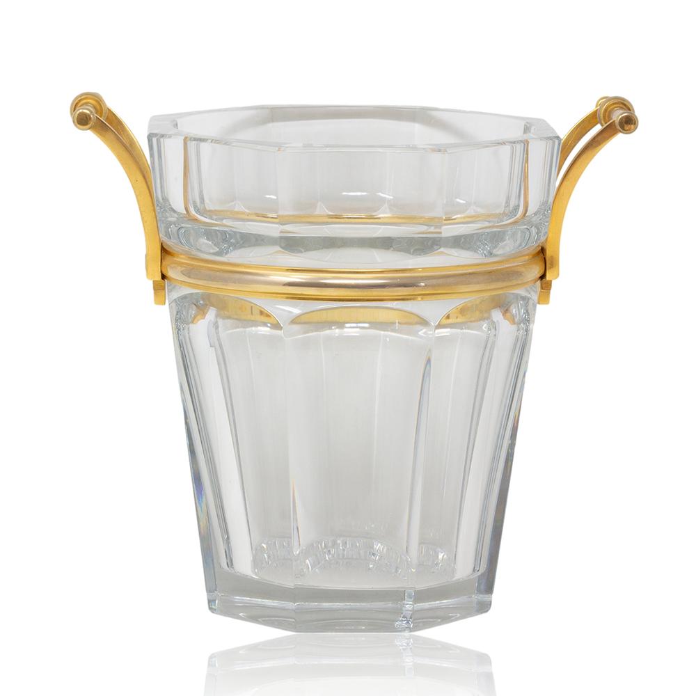 Estampillé Baccarat sur la base et le bord en métal

Dans notre collection de verrerie, nous avons le plaisir de vous présenter ce rafraîchisseur à champagne en cristal Harcourt de Baccarat.

Fabriquée par le célèbre verrier français Baccarat, cette