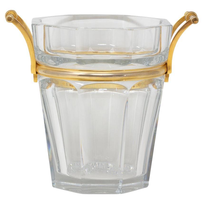 Rafraîchisseur à champagne en cristal de Baccarat Harcourt avec poignées en métal doré circa 1970 en vente