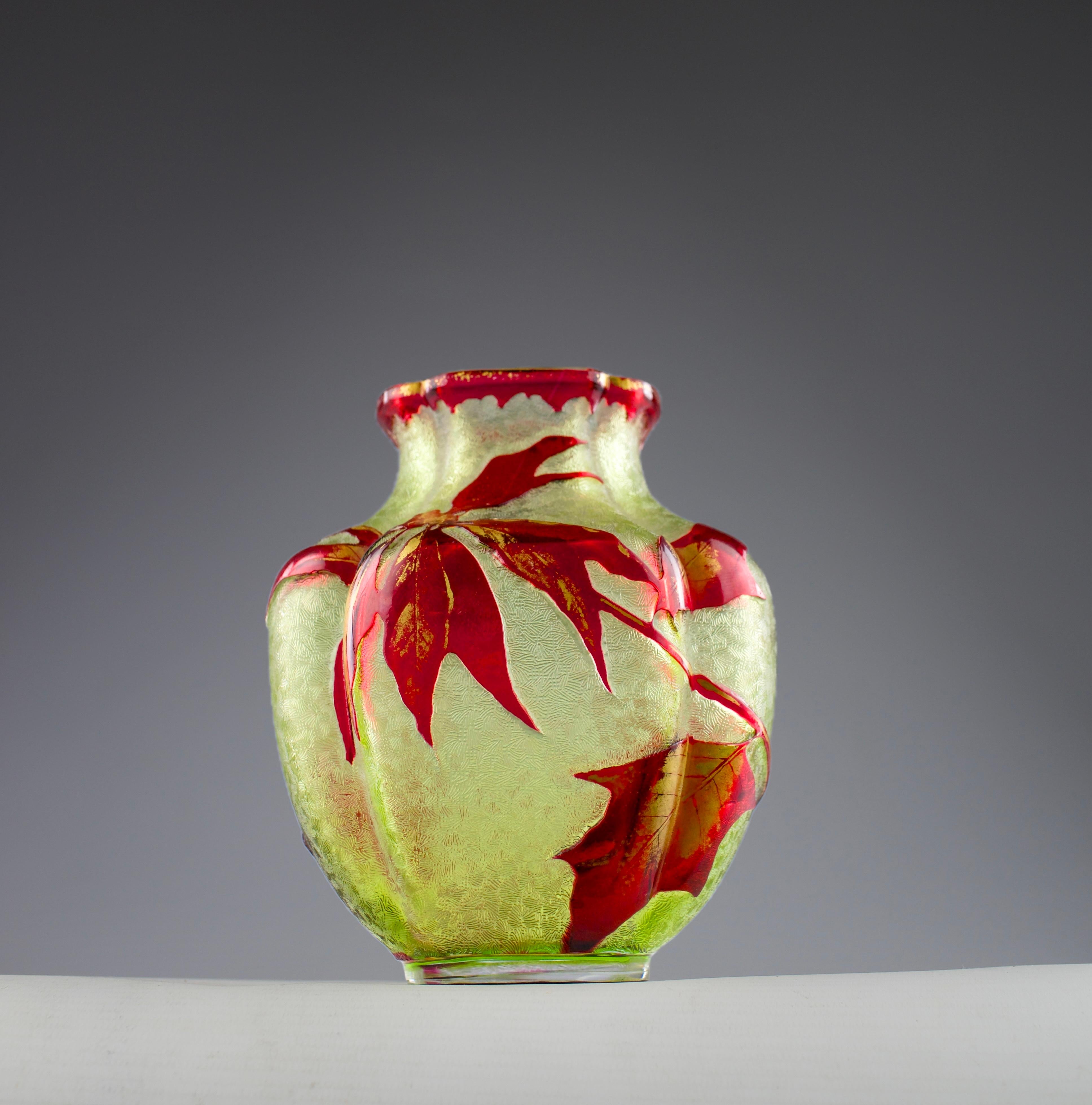 Superbo vaso di cristallo Baccarat. Un capolavoro dell'Art Nouveau francese. Realizzato tra la fine del 1800 e l'inizio del 1900, richiama l'eleganza di un albero di agrifoglio, con i suoi rami e le sue foglie che danzano in un ritmo delicato e