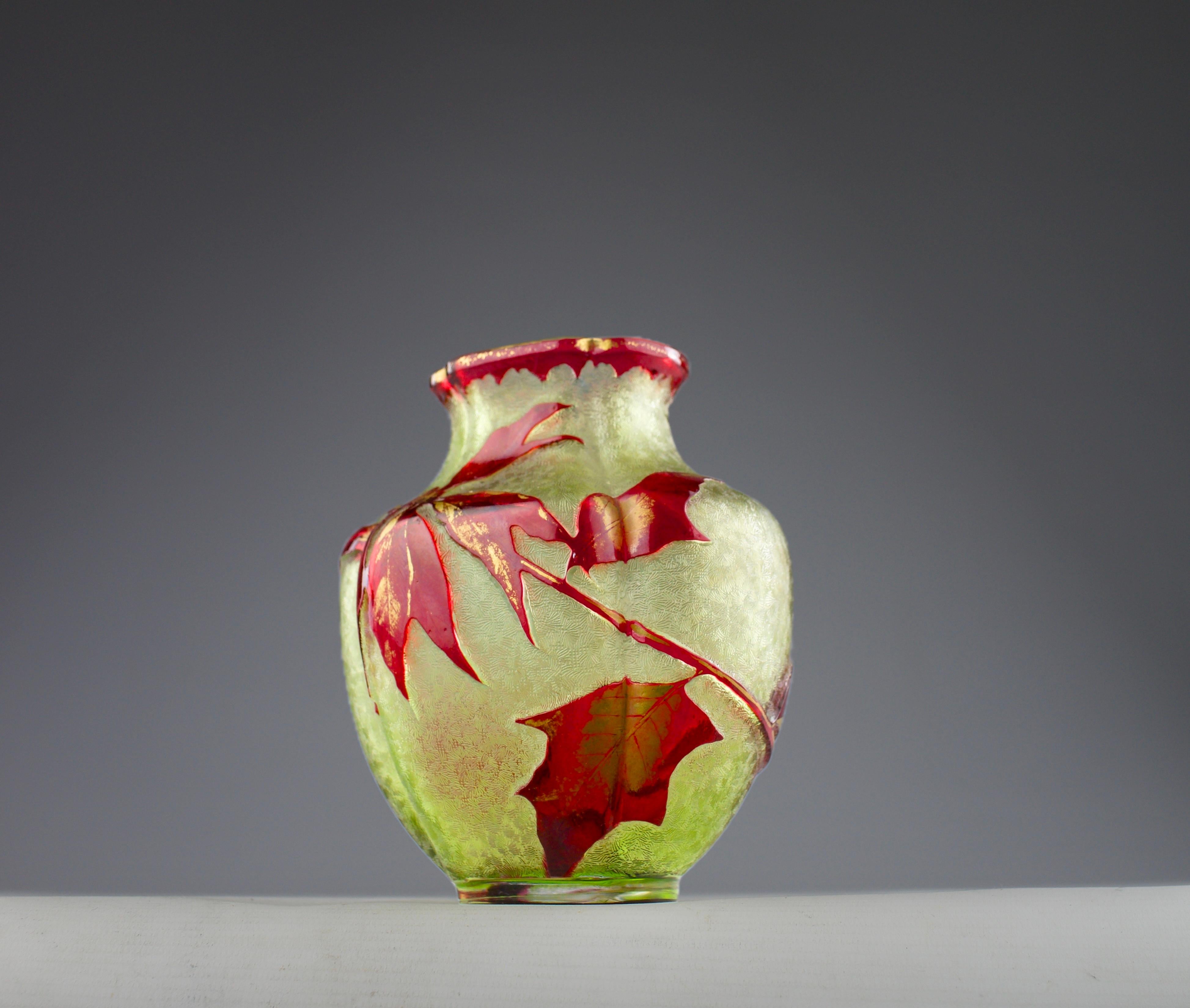 Francese Baccarat, Vaso a forma di agrifoglio, Art Nouveau francese del 1900 in vendita
