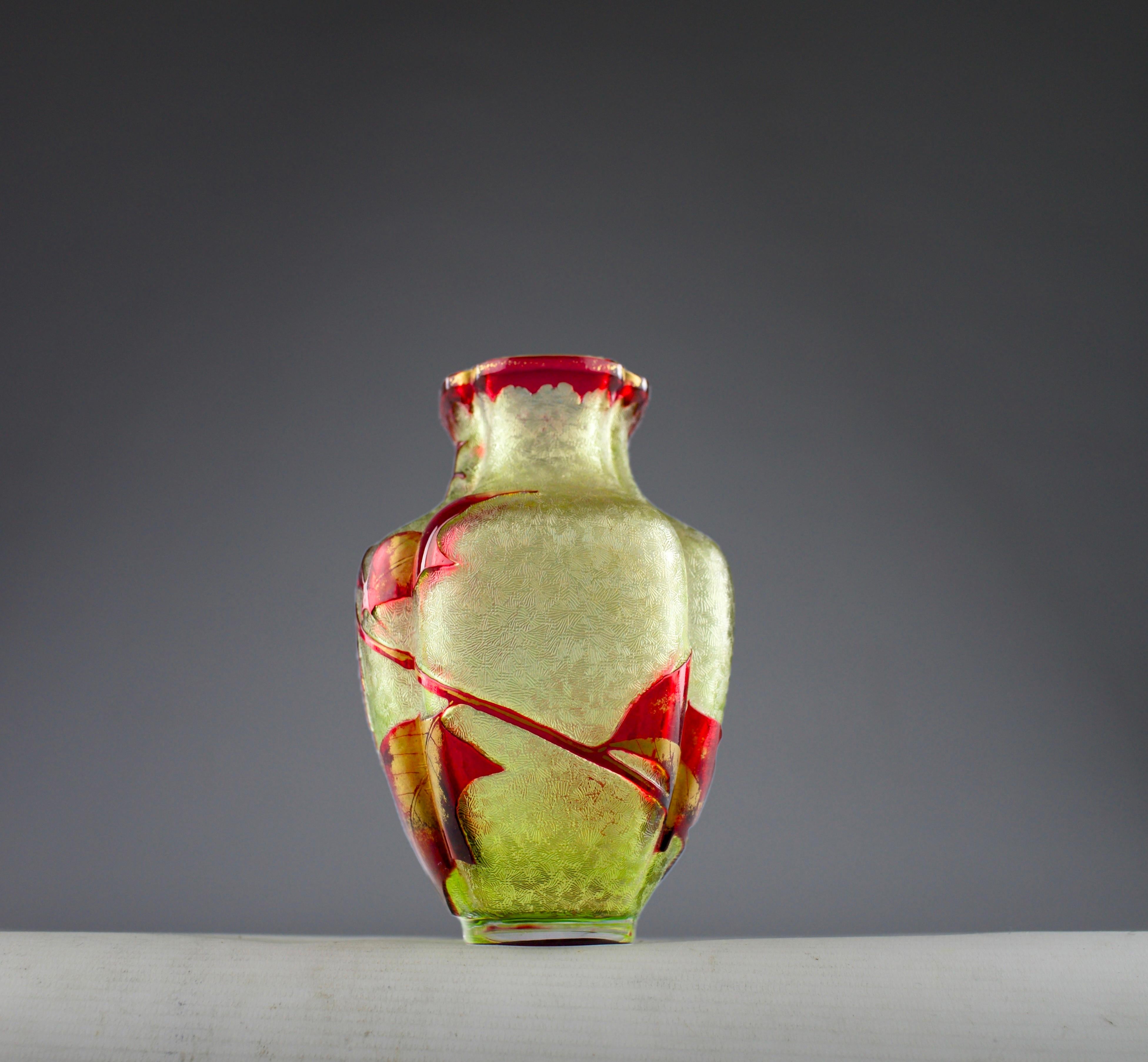 Realizzato con acquaforte Baccarat, Vaso a forma di agrifoglio, Art Nouveau francese del 1900 in vendita