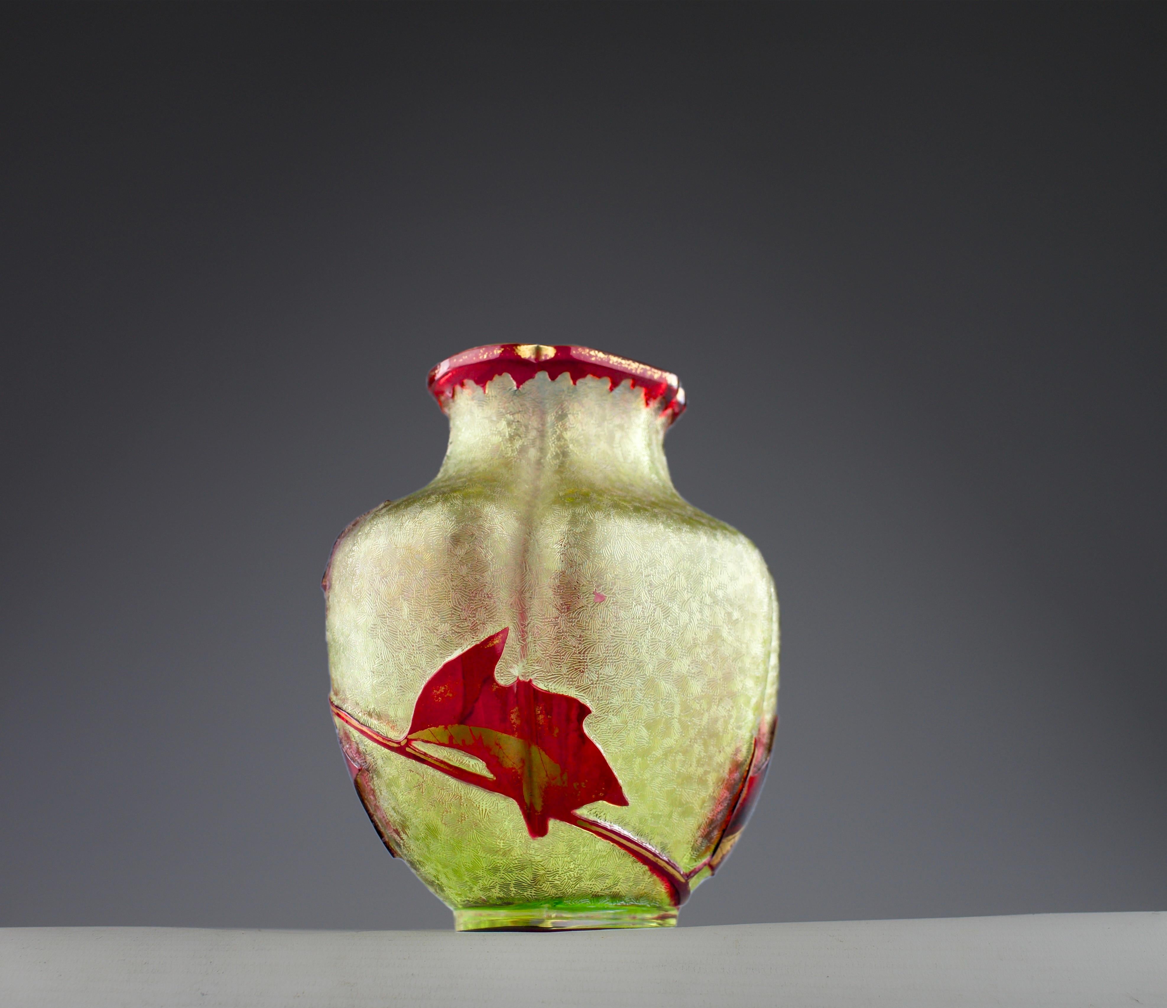 Baccarat, Vaso a forma di agrifoglio, Art Nouveau francese del 1900 In condizioni buone in vendita a PARIS, FR
