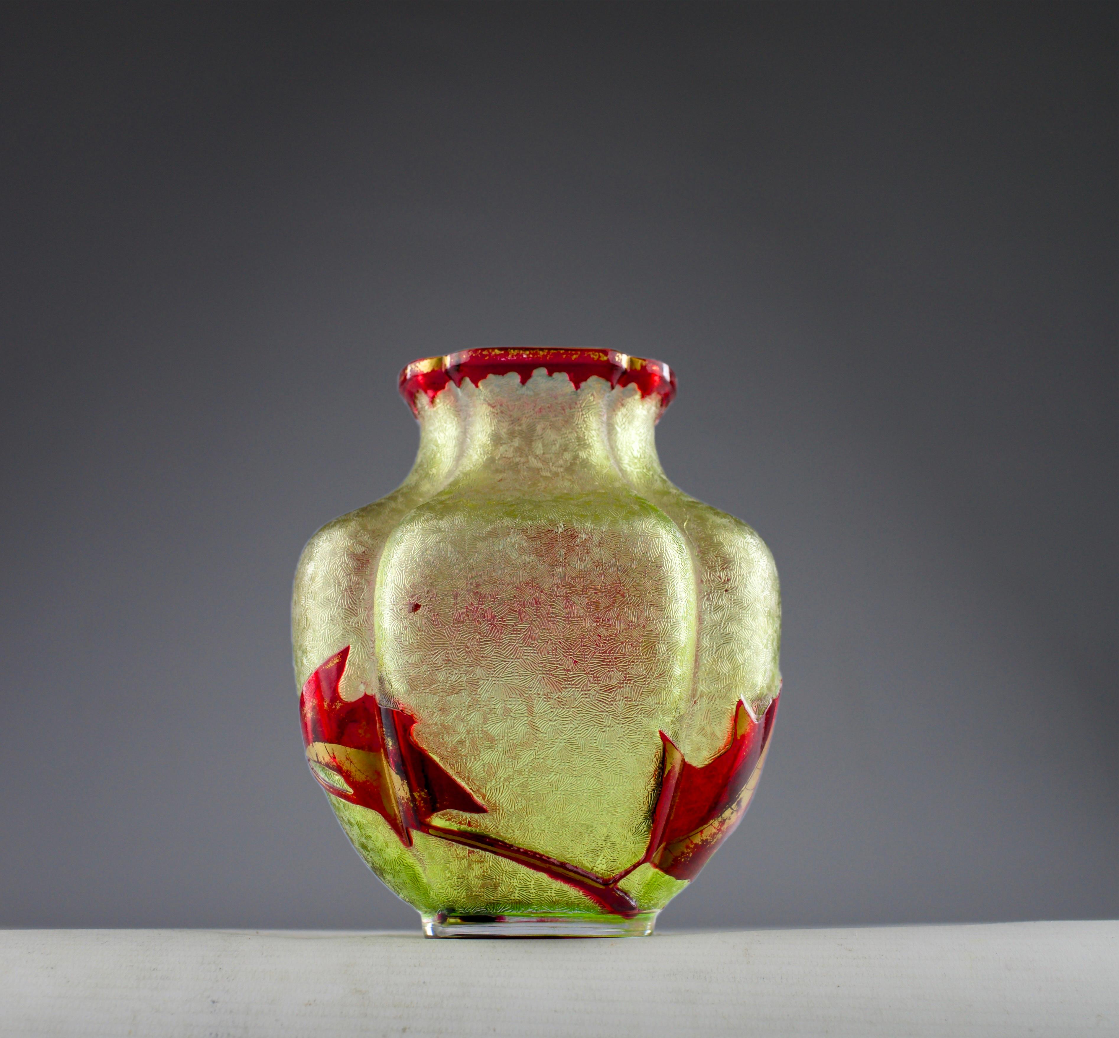 Inizio XX secolo Baccarat, Vaso a forma di agrifoglio, Art Nouveau francese del 1900 in vendita