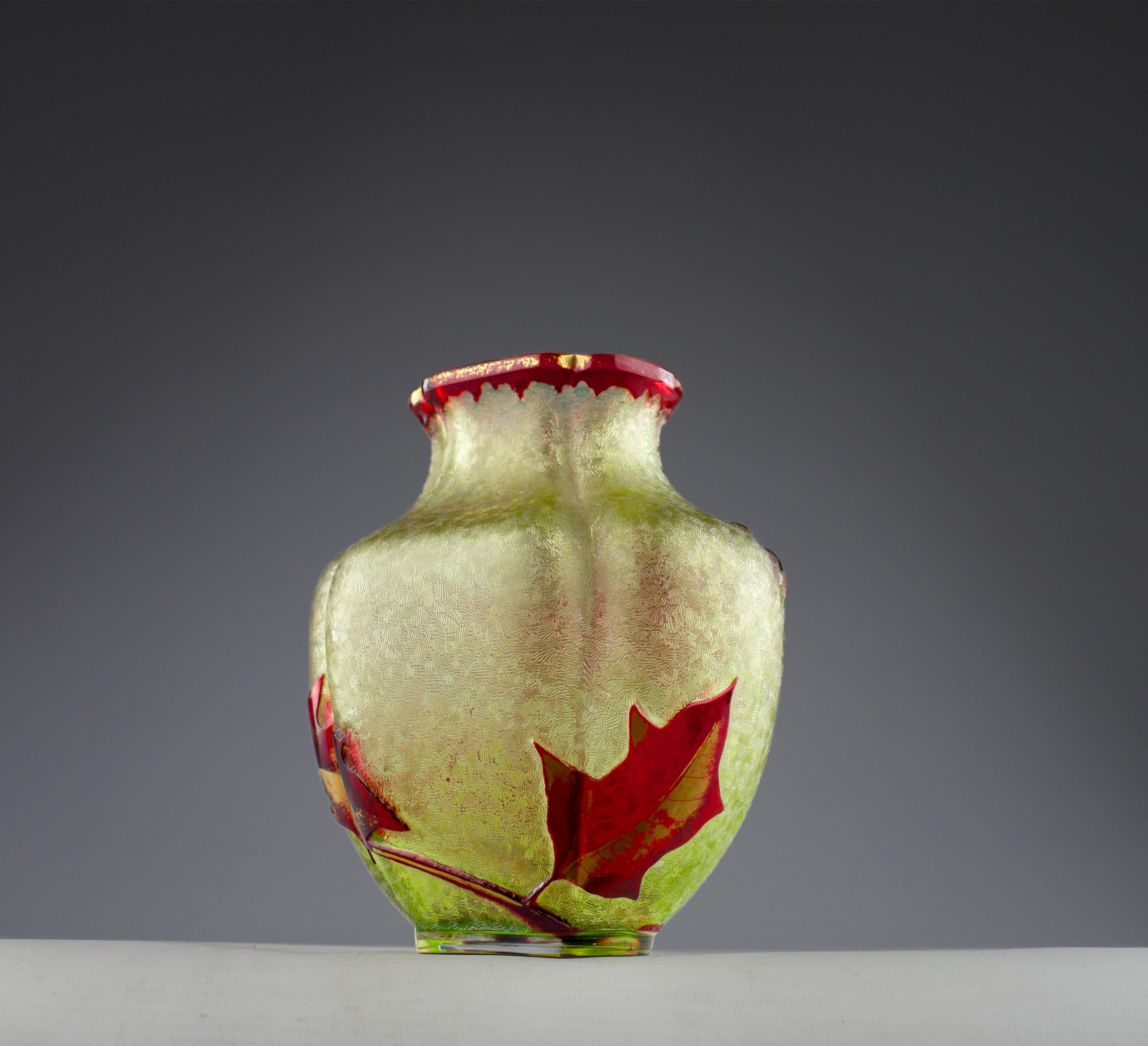 Cristallo Baccarat, Vaso a forma di agrifoglio, Art Nouveau francese del 1900 in vendita