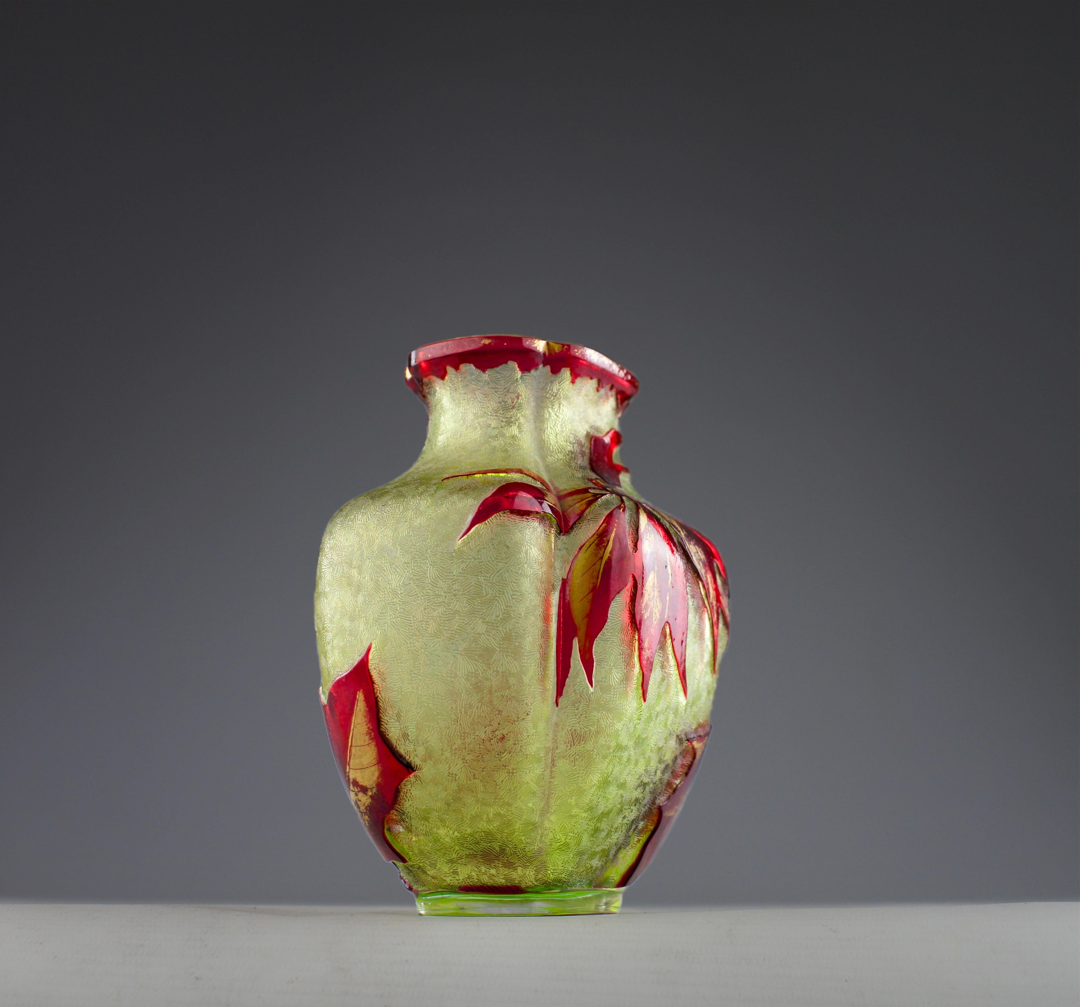 Baccarat, Vaso a forma di agrifoglio, Art Nouveau francese del 1900 in vendita 1