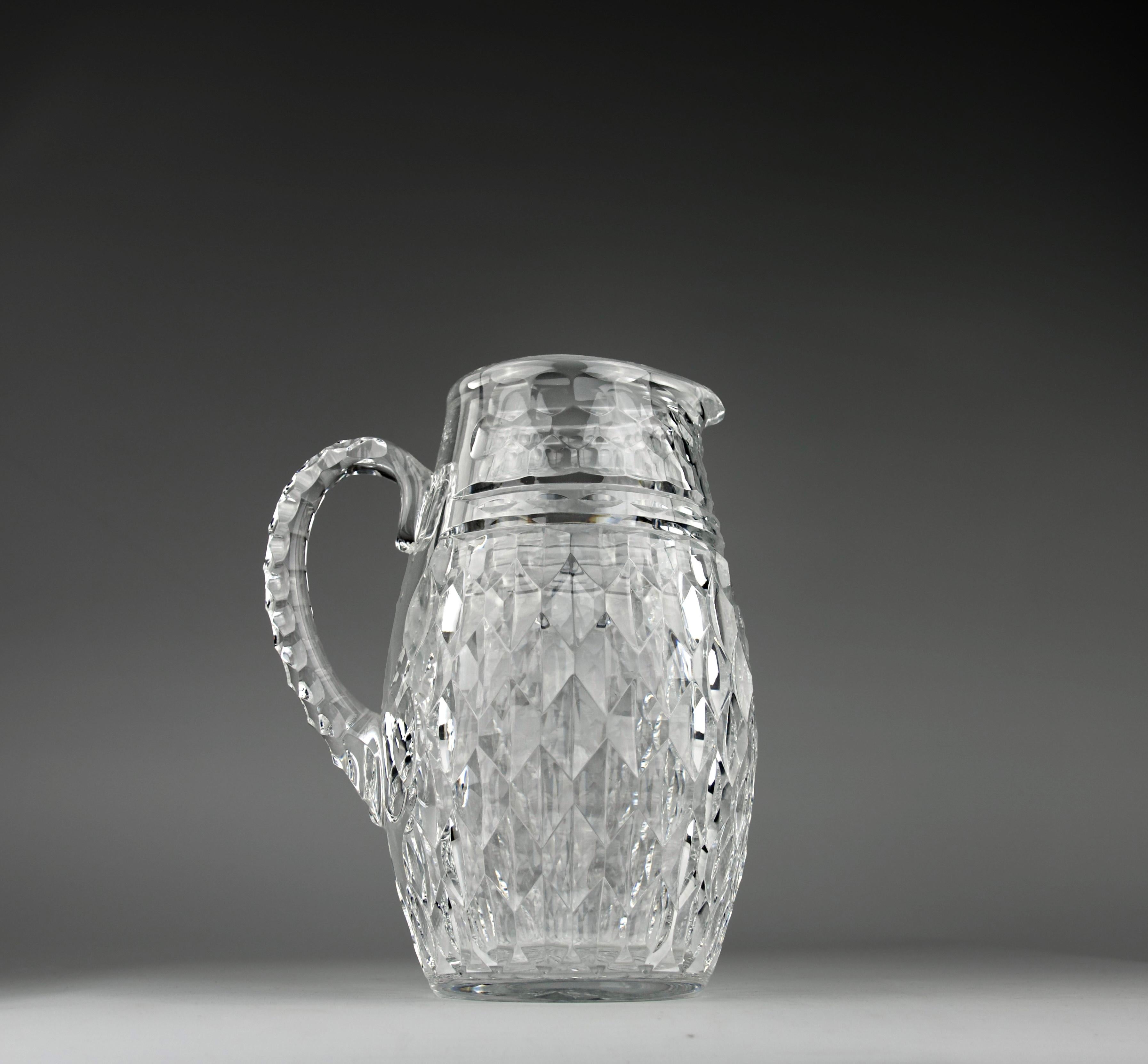 Superb carafe with decorations of hand cut honeycomb pattern in Baccarat crystal. Stamped by the manufacture.

Excellent condition.

Dimensions in cm ( H x L x l ) : 21.5 x 16.5 x 12

Secure shipping.

Since 1764 Baccarat has written the