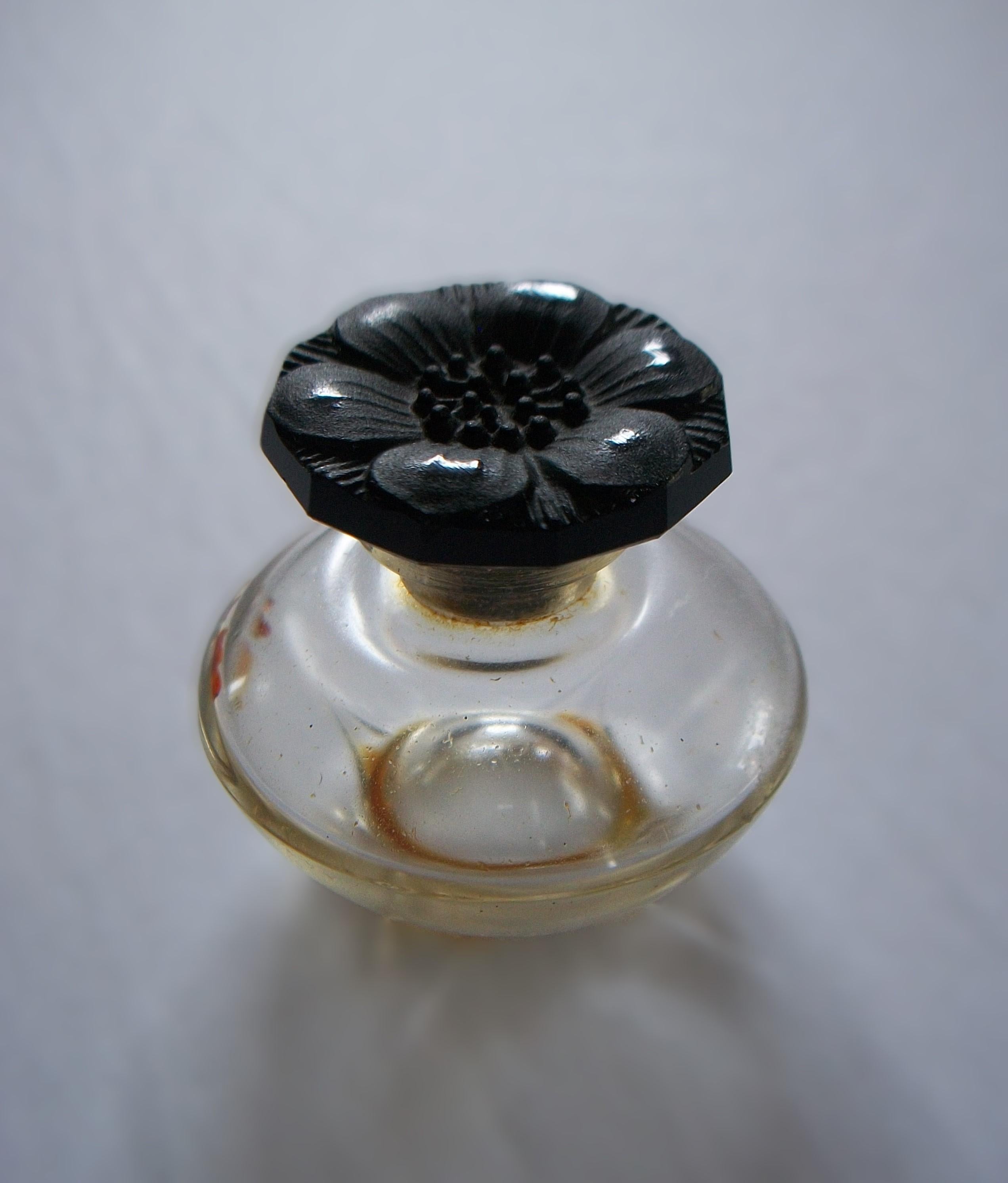 BACCARAT (Produttore) - Julien Viard (Designer) - 'CARON - Le Narcisse Noir' (Produttore / Nome del profumo) - flacone di profumo in cristallo Art Nouveau disegnato da Viard nel 1911 - con coperchio floreale in vetro nero - flacone chiaro e lucido