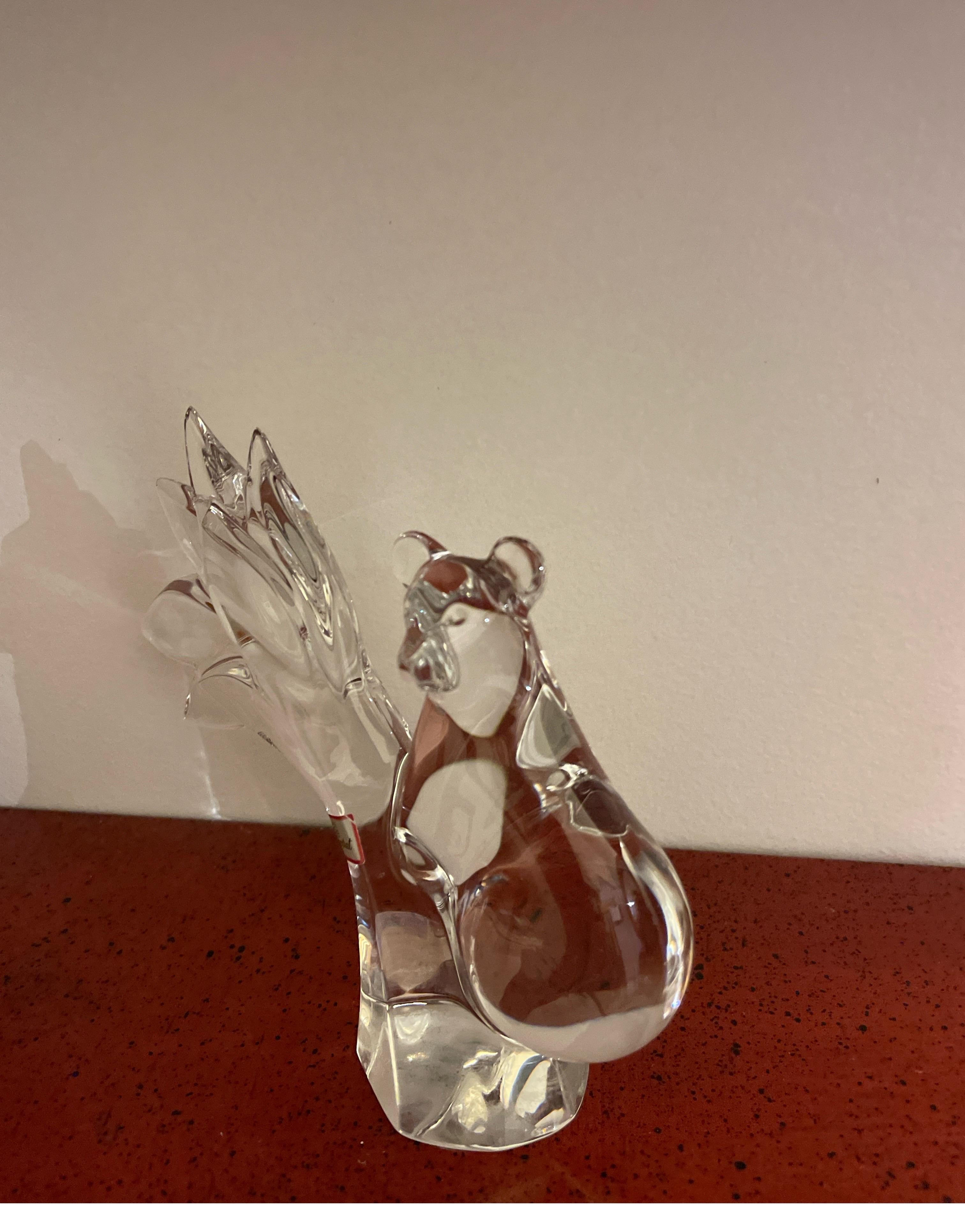 Sculpture en cristal de Baccarat représentant un ours Koala dans un arbre.